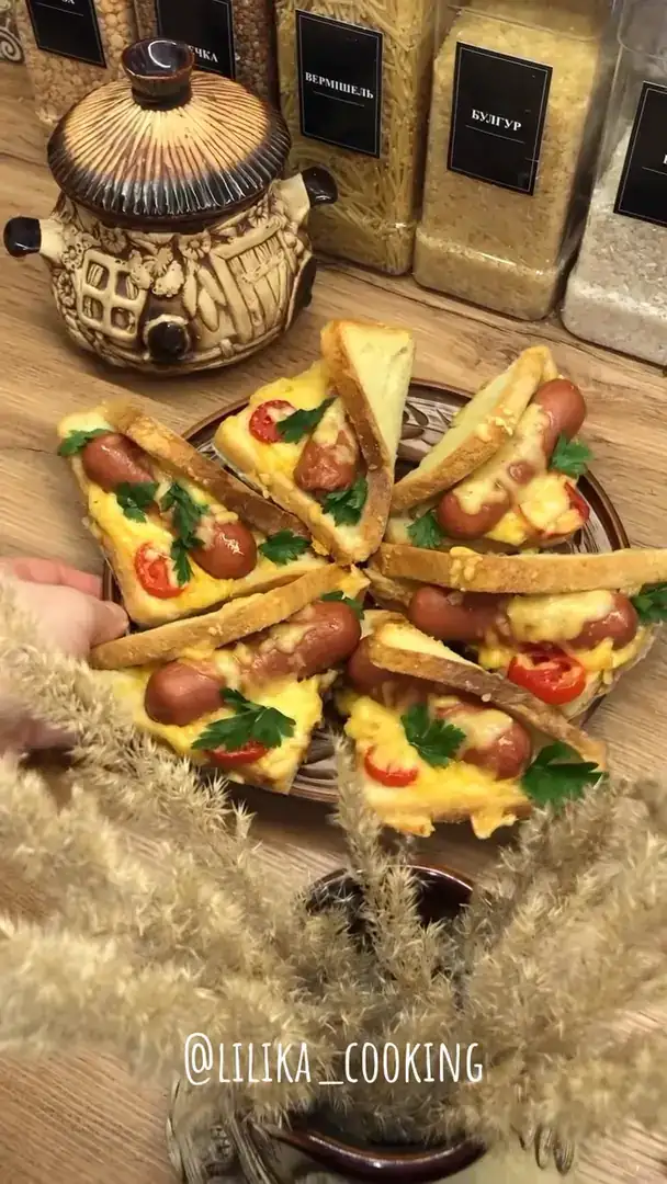 Гарячі бутерброди з сосисками та сиром😋