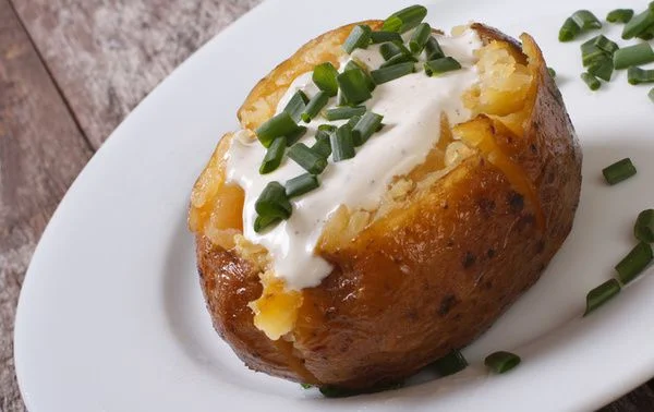 картопля, запечена з салом в духовці (рецепт)