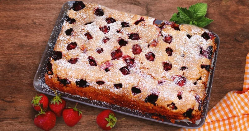 пісочний хрусткий: пиріг з полуницями