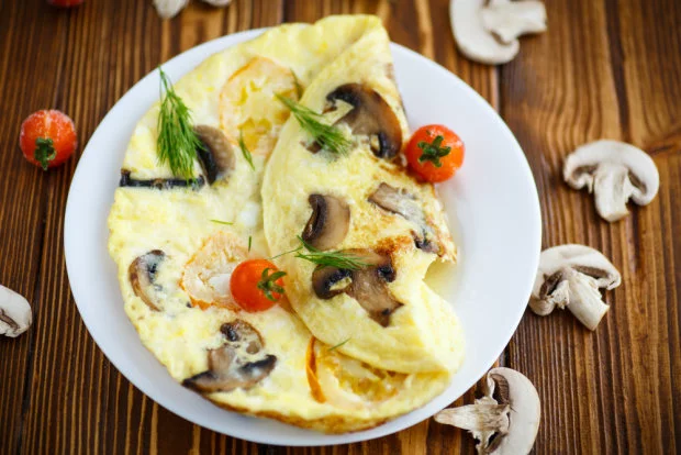 смачний сніданок за 6 хвилин: омлет з сиром і грибами