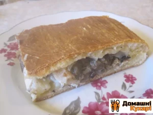 Дріжджовий пиріг з куркою і грибами
