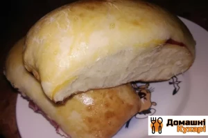 Духові пиріжки з вишнями (тісто на молоці)