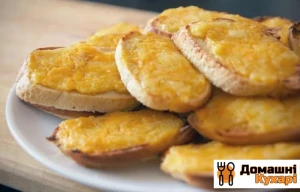 Грінки з сиром і яйцем в духовці