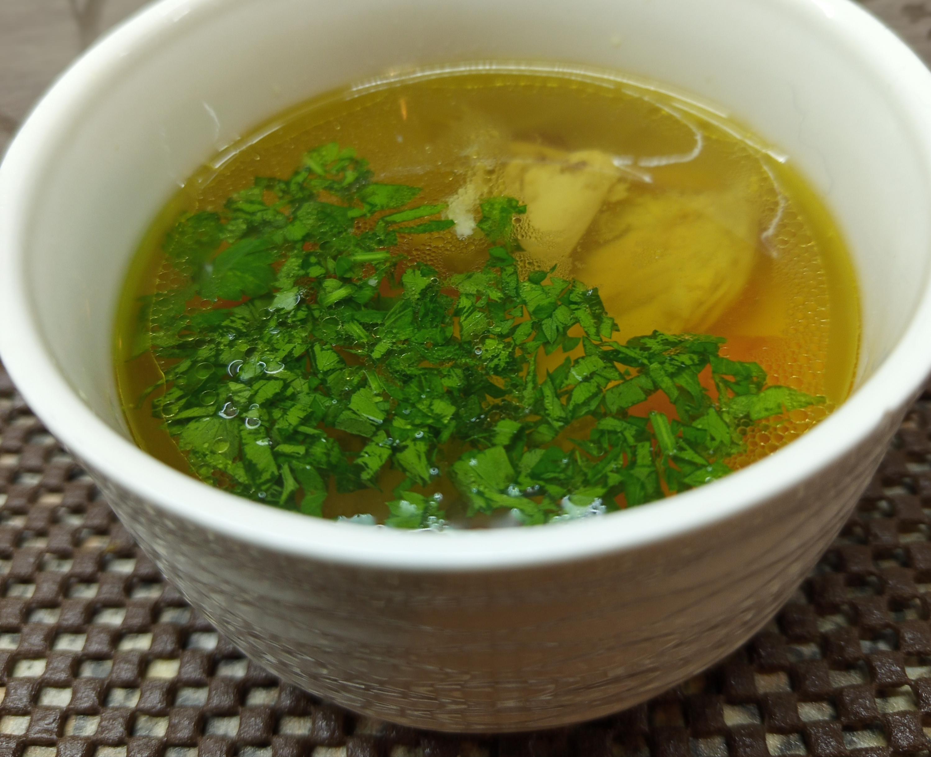 Прозорий курячий бульйон