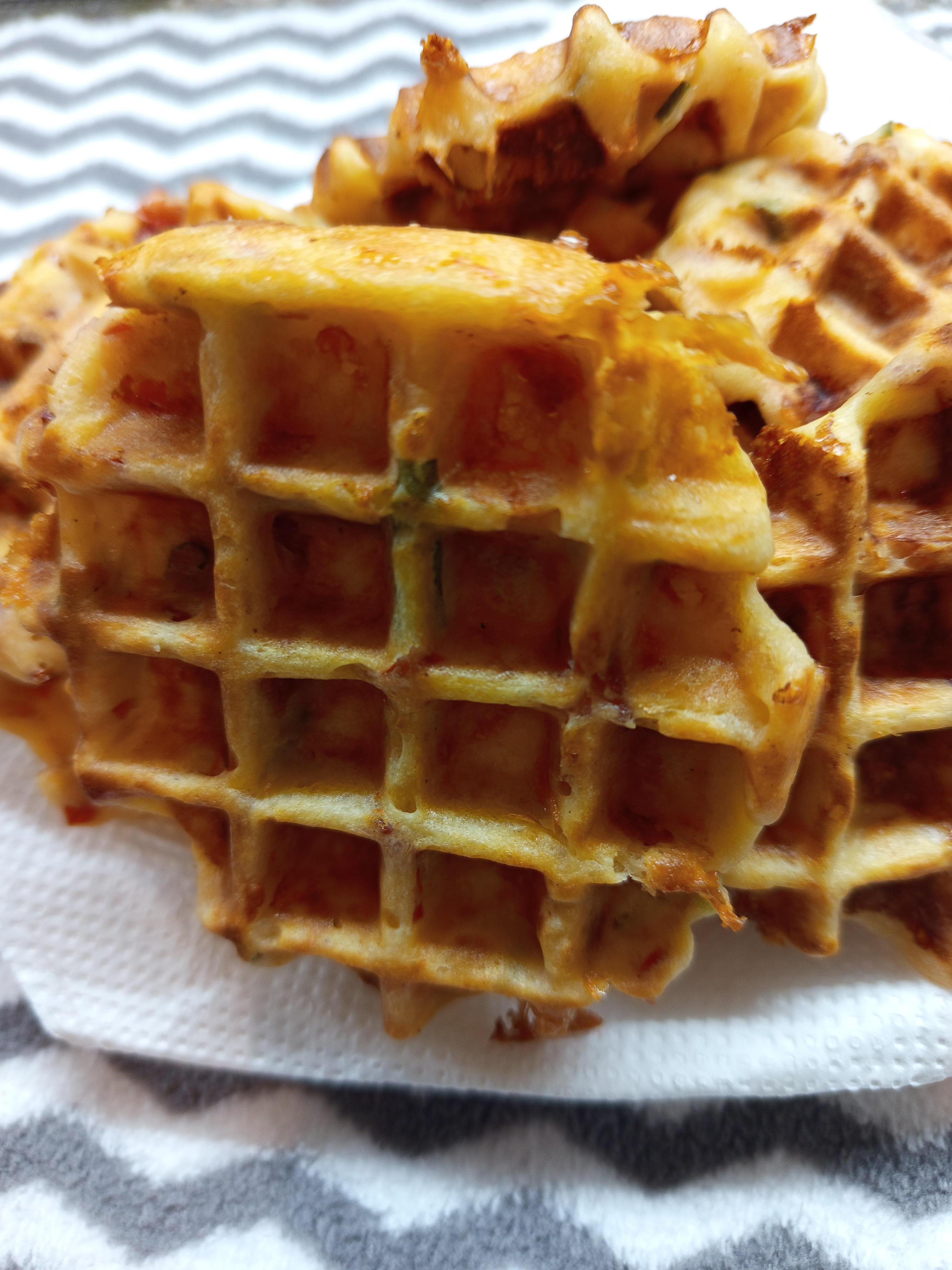 Вафлі з шинкою та 3 видами сиру