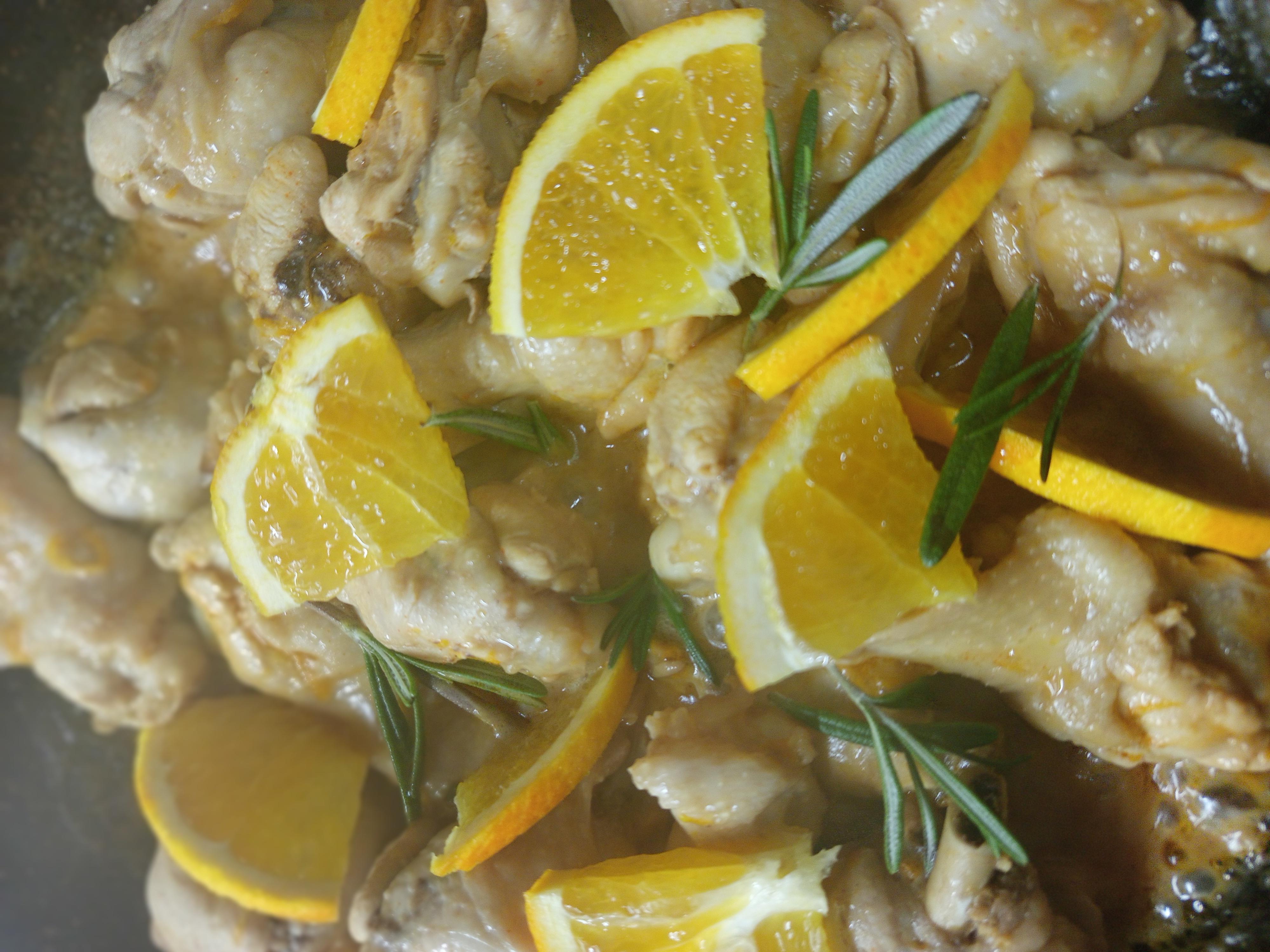 Курка в йогуртовому соусі з розмарином та апельсинами