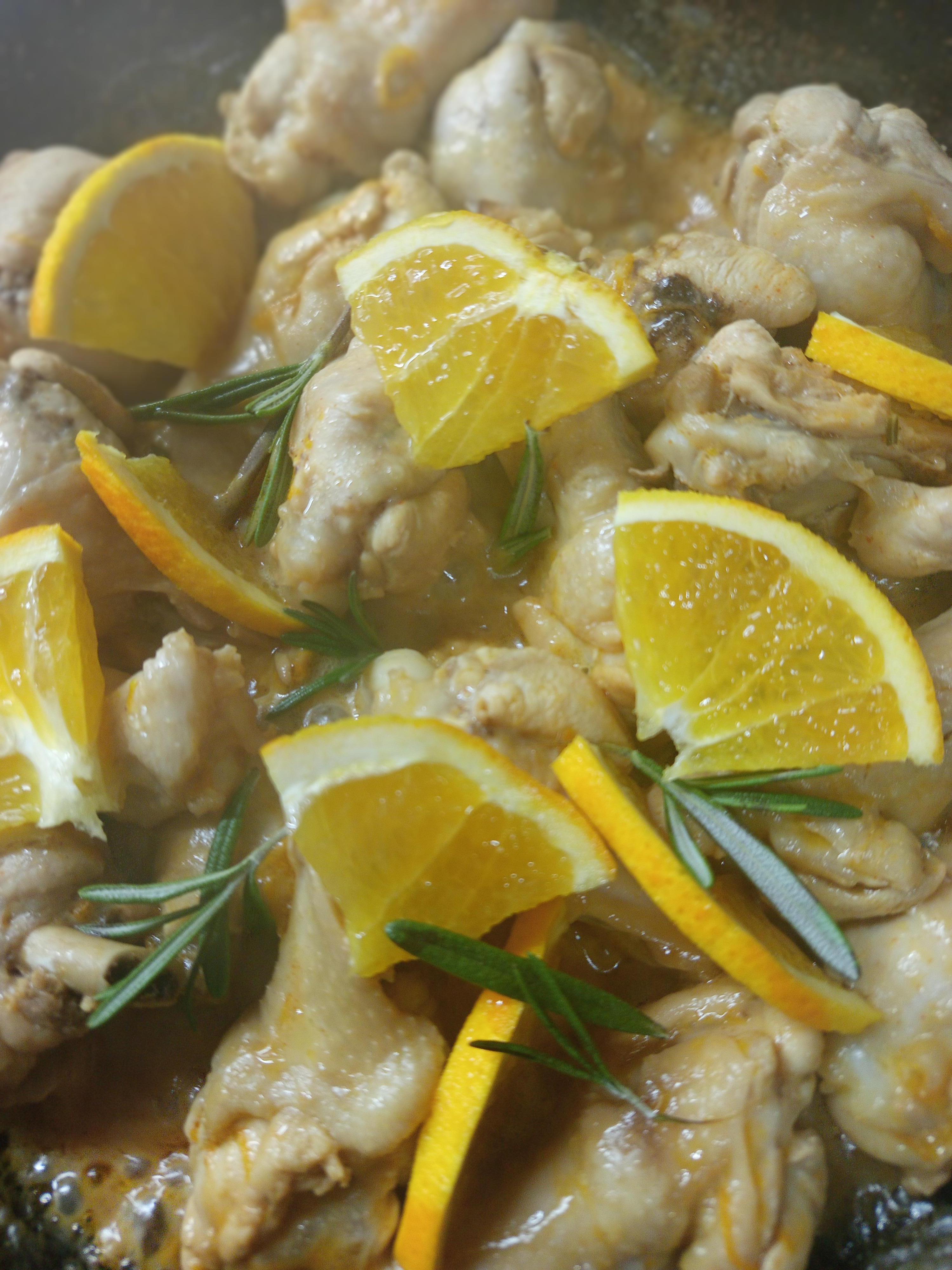 Курка в йогуртовому соусі з розмарином та апельсинами