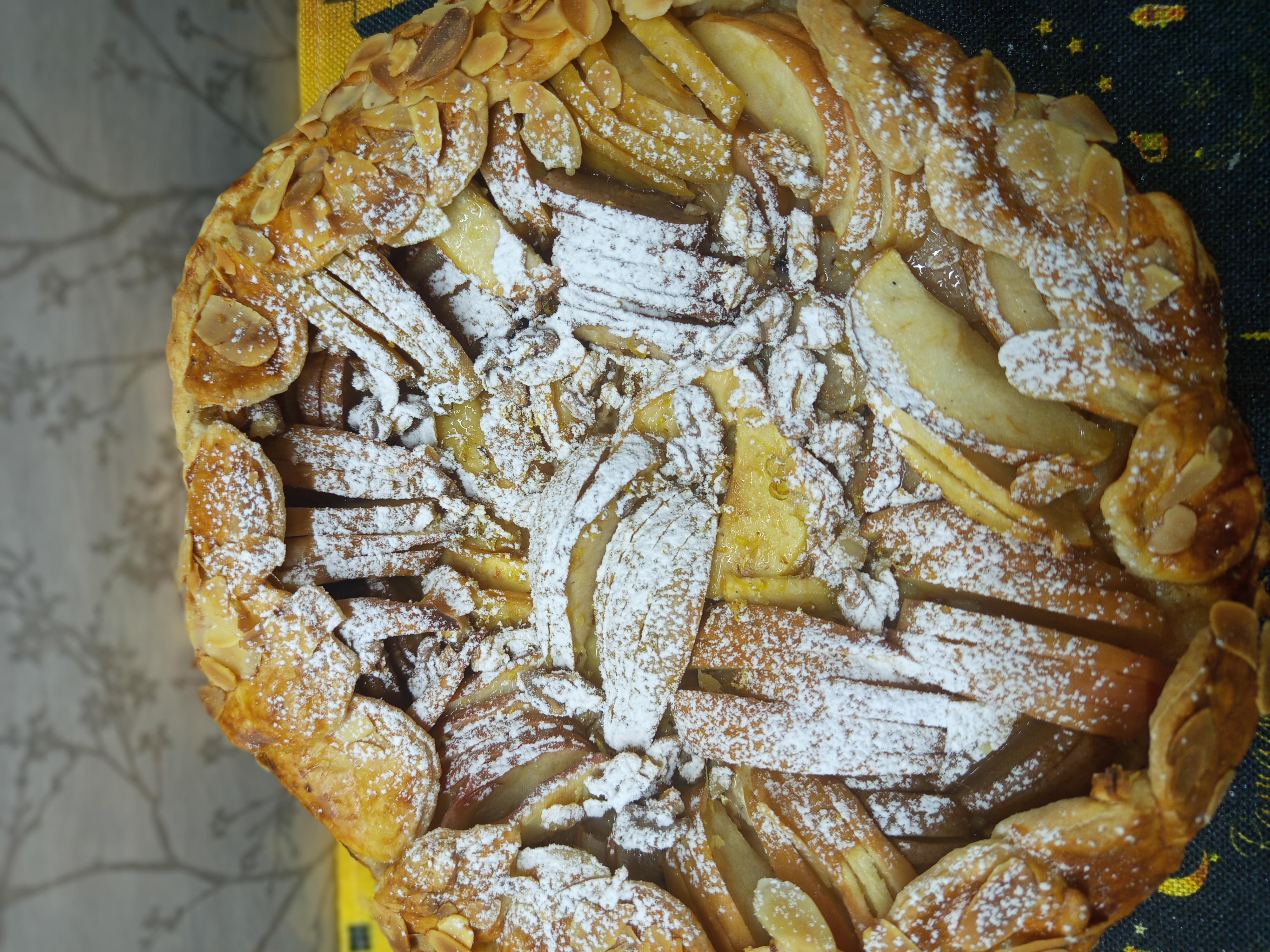 Солодкий пиріг в якому дуже багато начинки