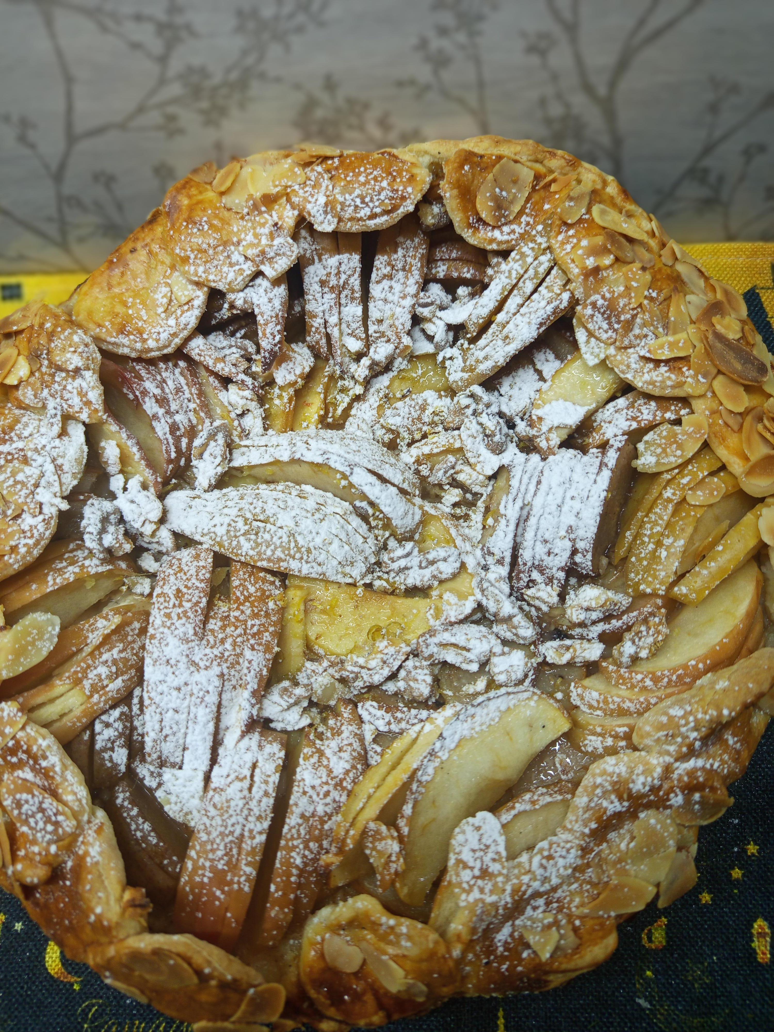 Солодкий пиріг в якому дуже багато начинки