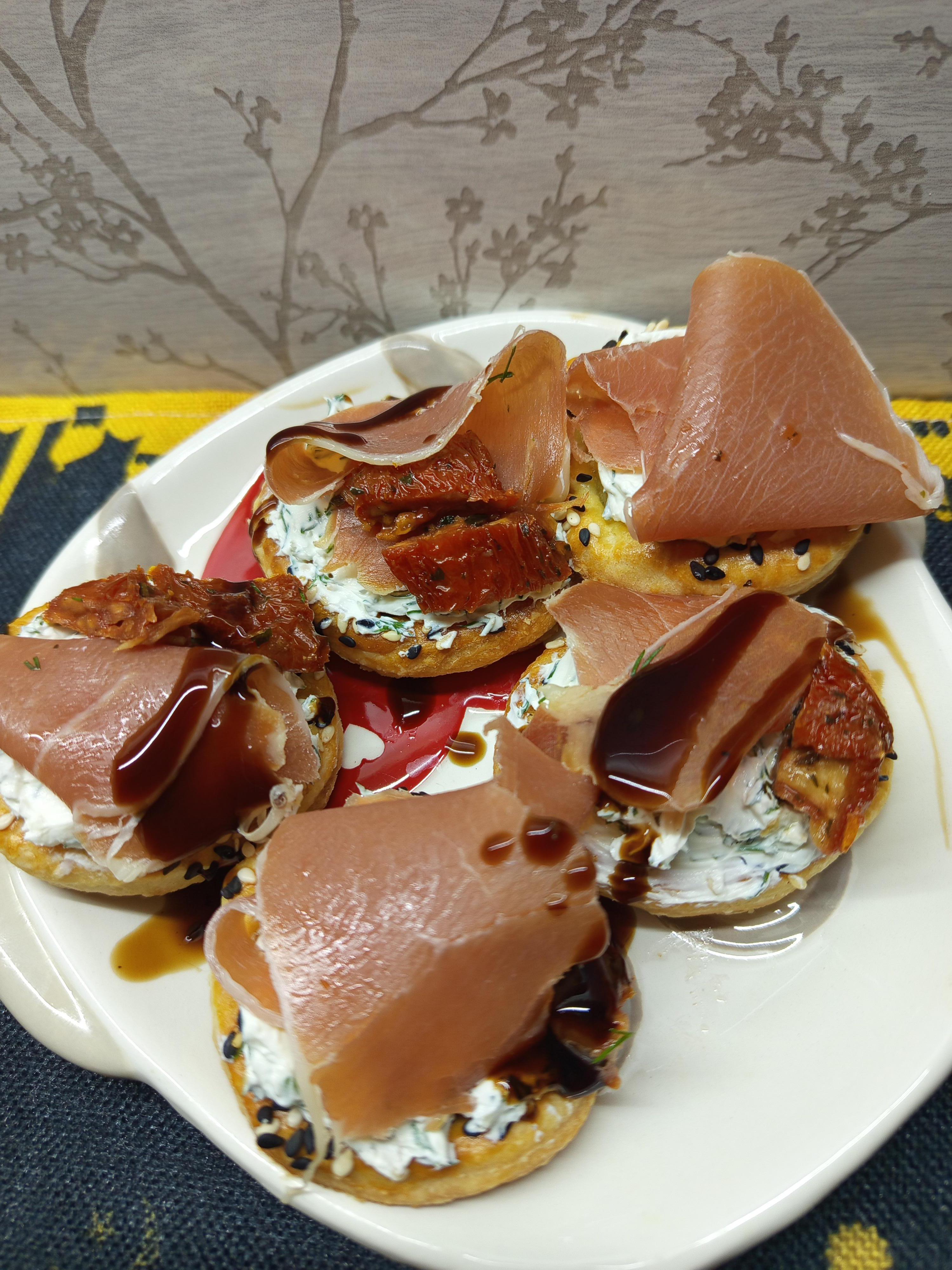 Слойоні закусочні канапки