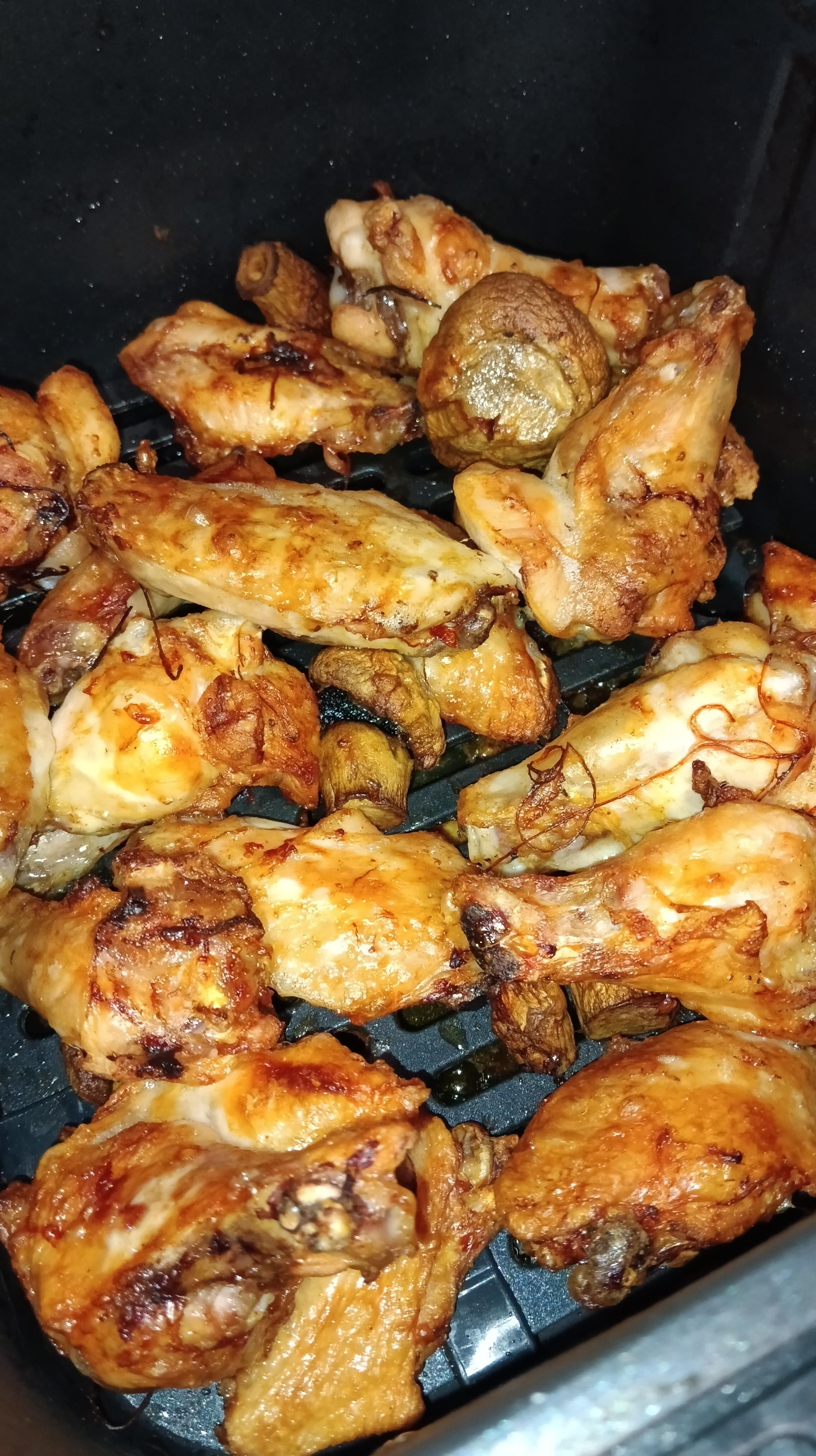 Курячі крильця з шампіньйонами