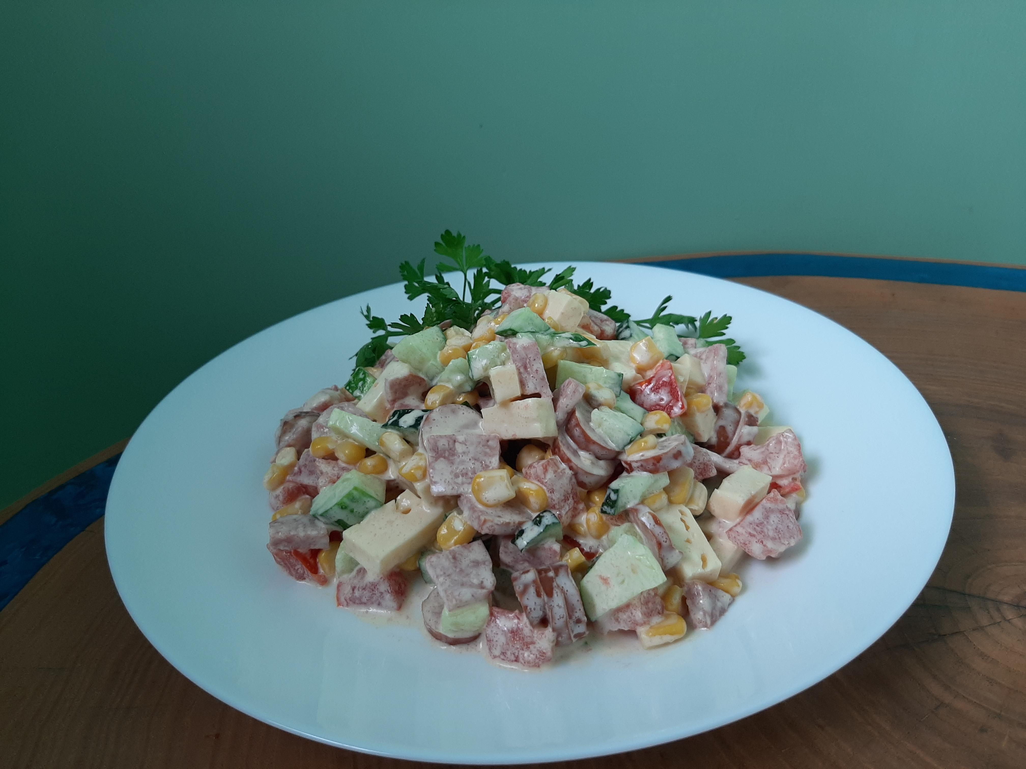 Салат із мисливськими ковбасками