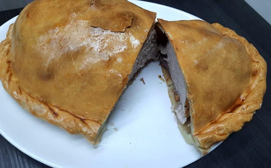 Запечена м'ясо у тісті.