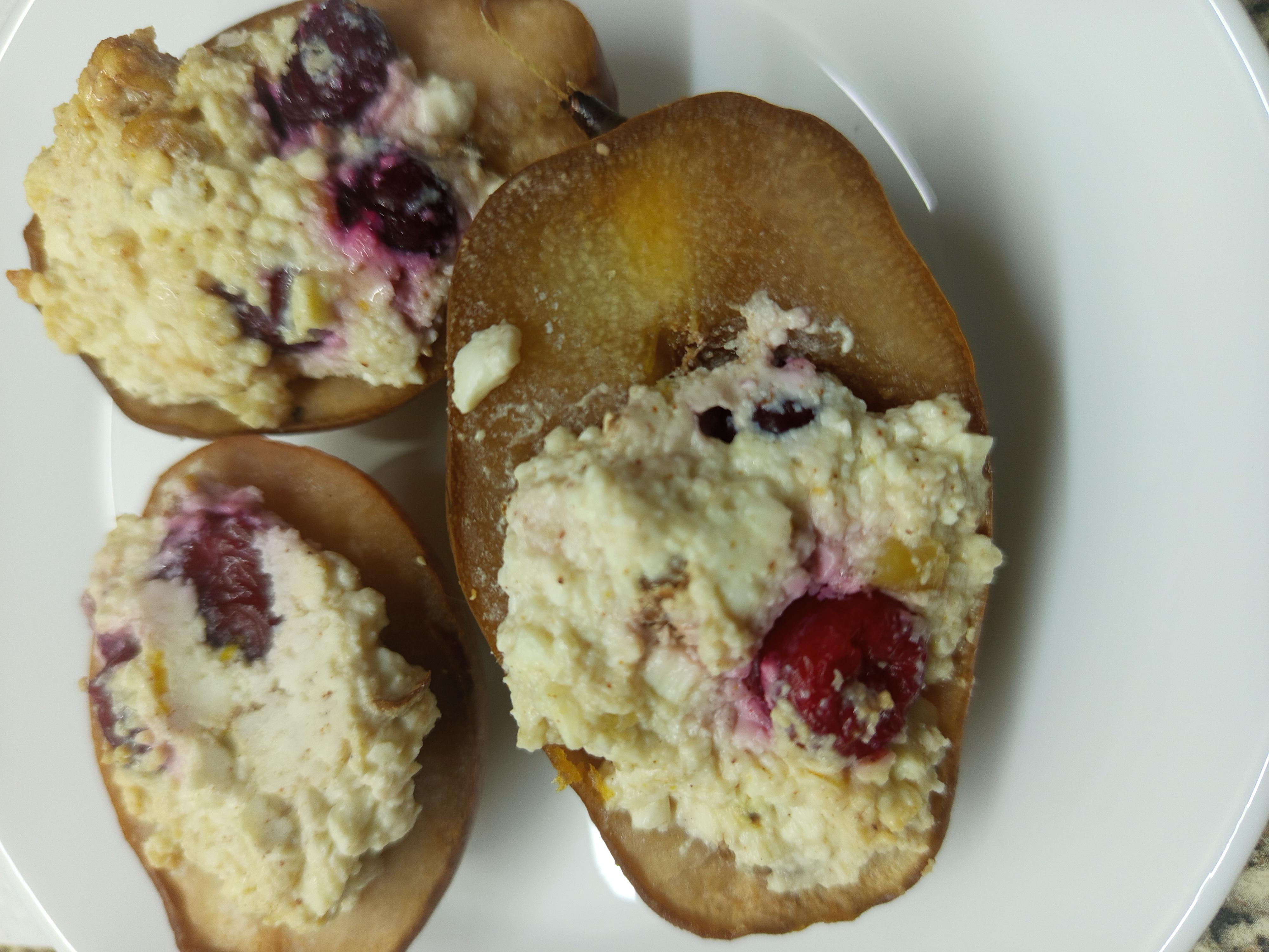 Груші, запечені з сиром, медом та журавлиною