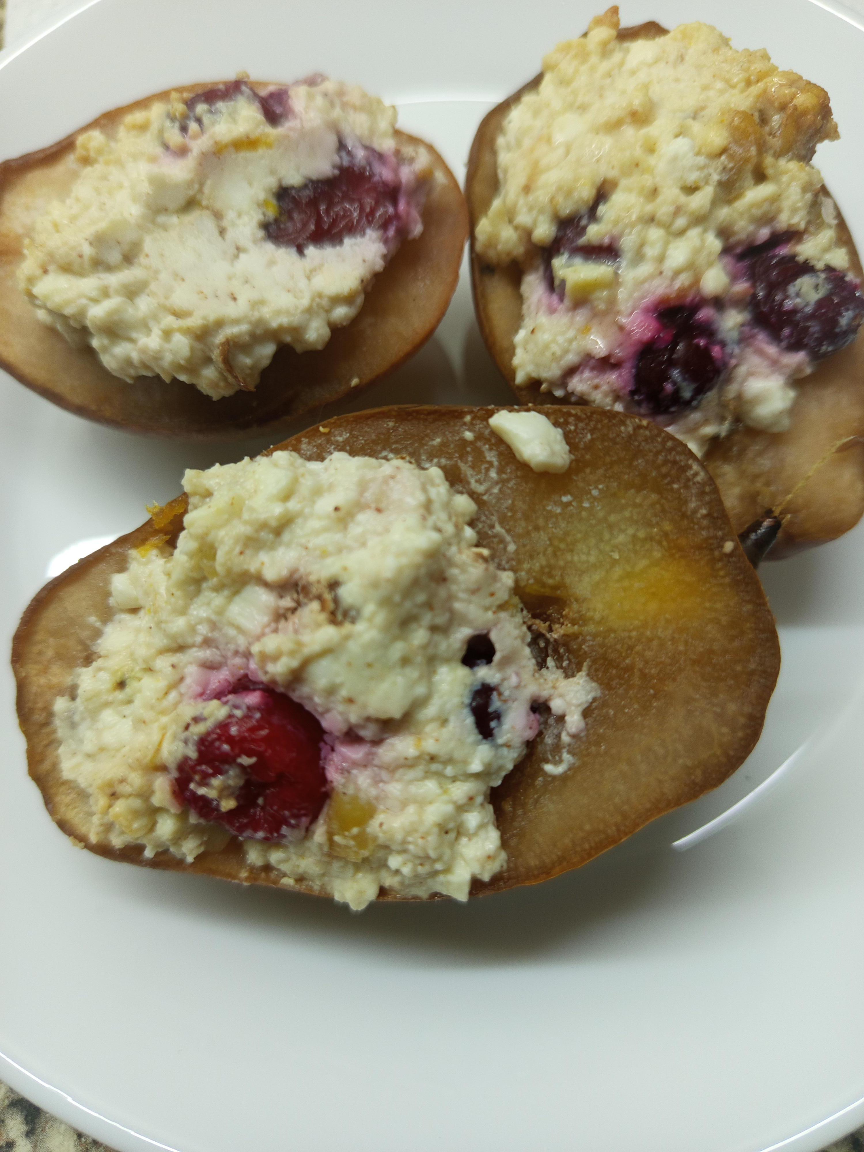 Груші, запечені з сиром, медом та журавлиною