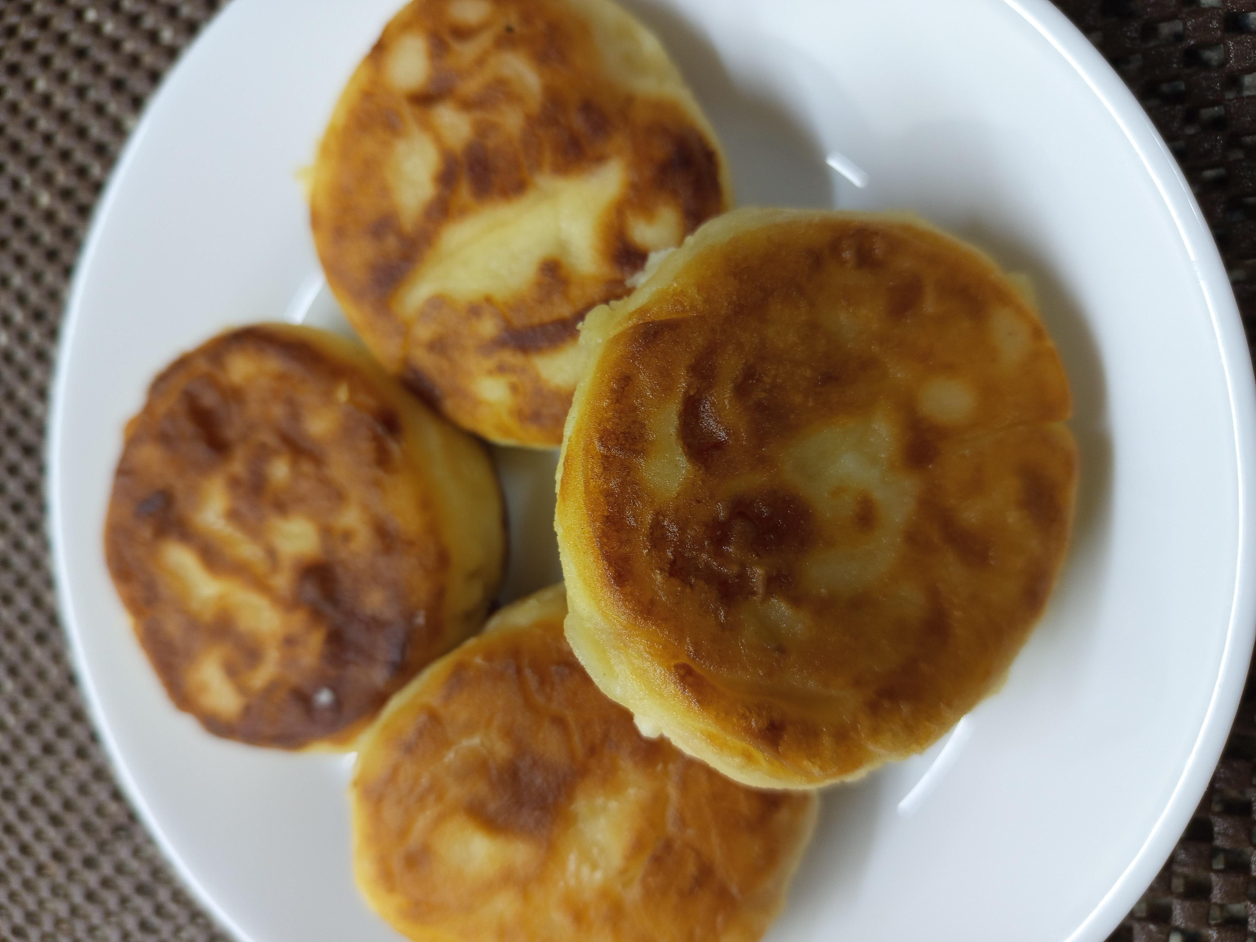 Яблучні сирники з корицею