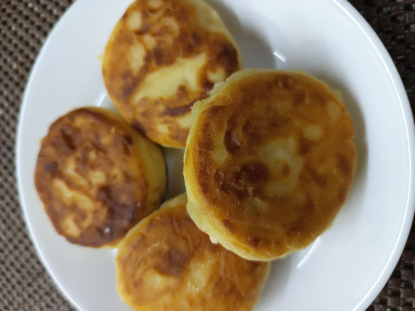 Яблучні сирники з корицею