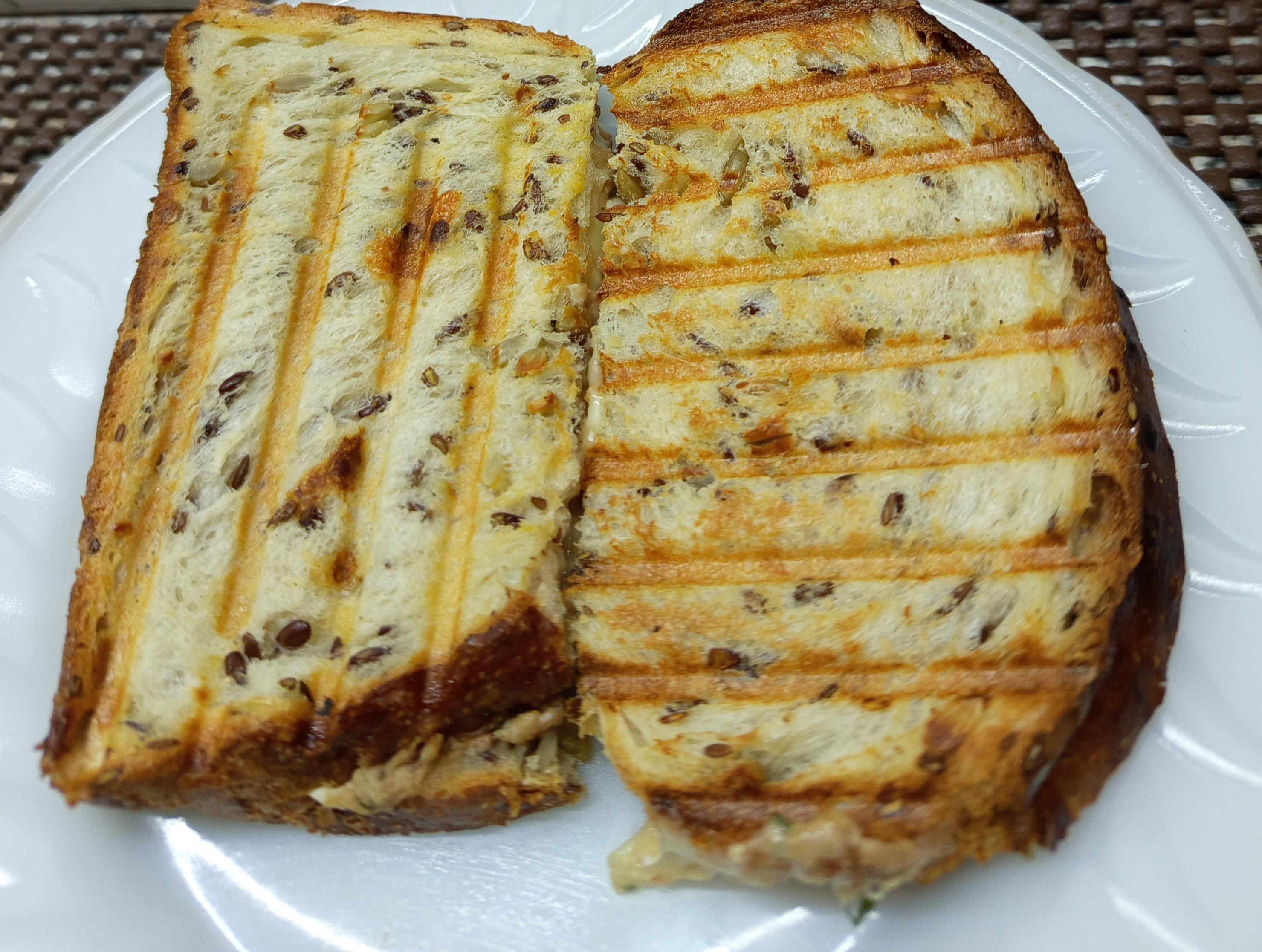 Запечені тости з тунцем