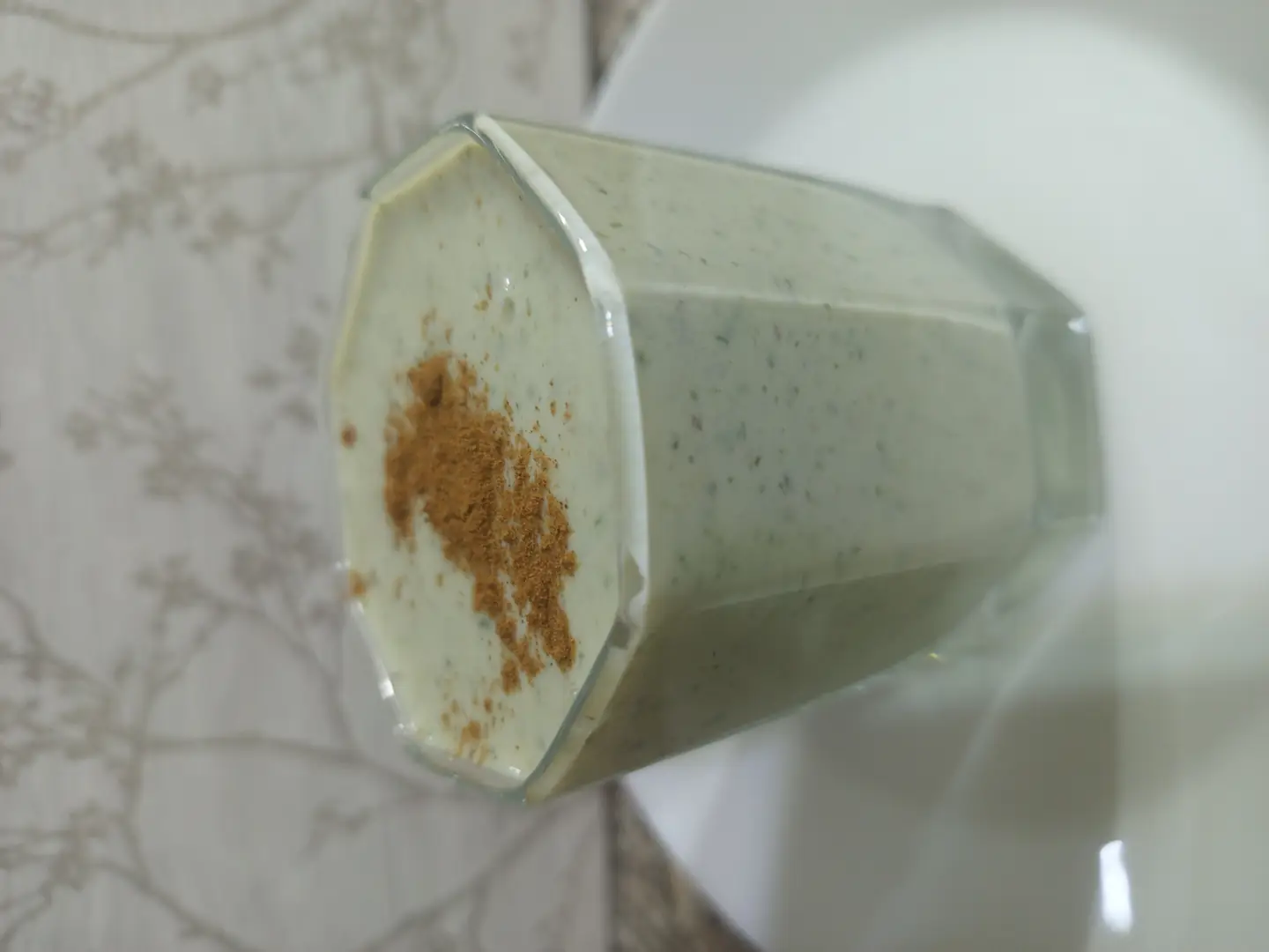 Смузі з м'ятою, фініками і корицею