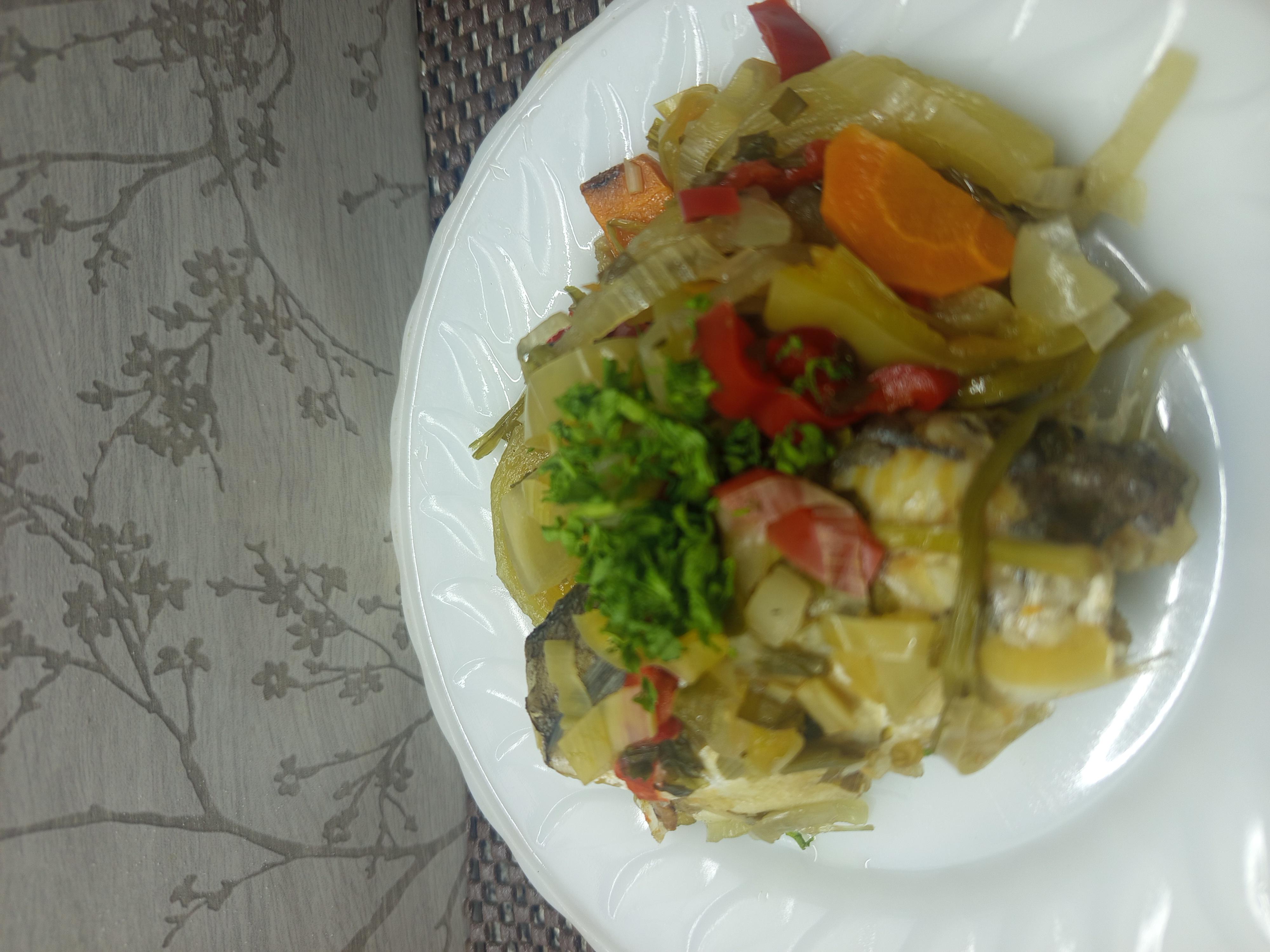 Відварений хек з овочами