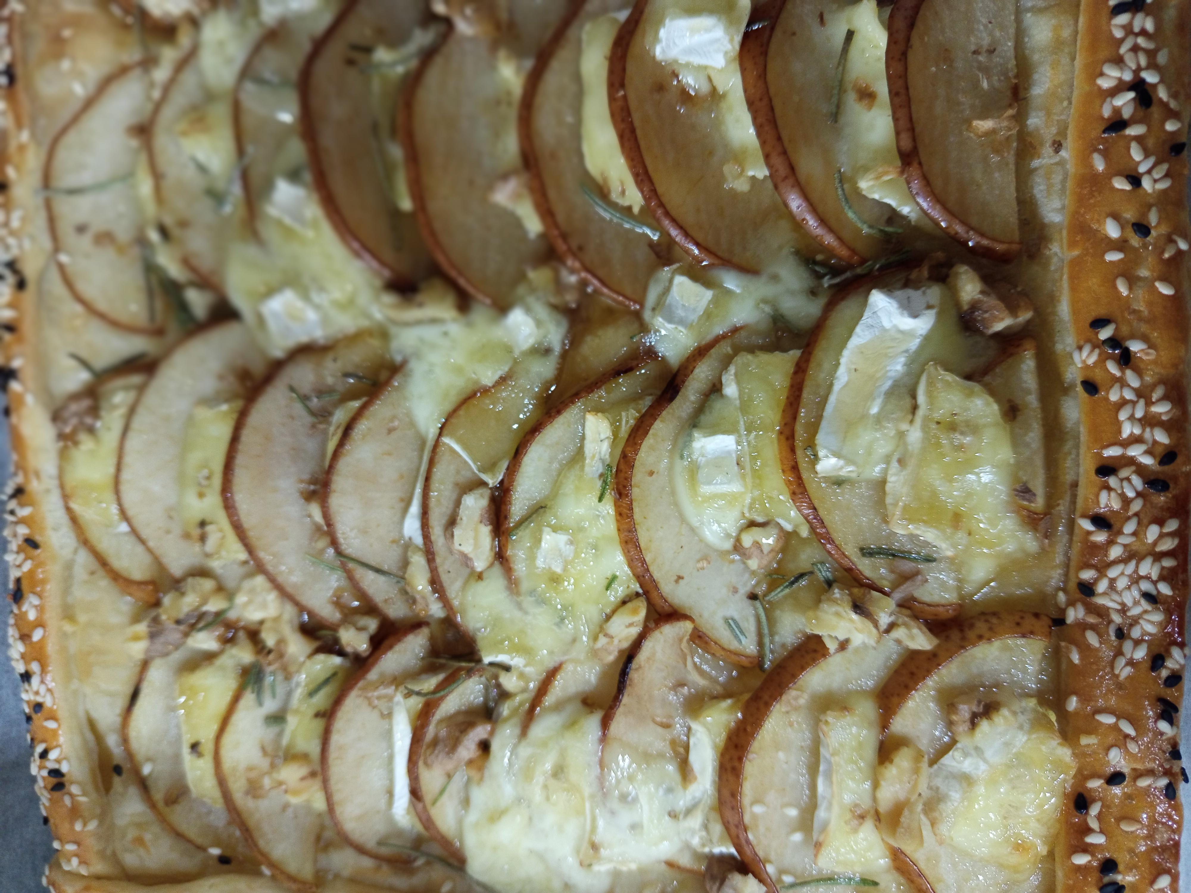 Пиріг з сиром брі та грушею