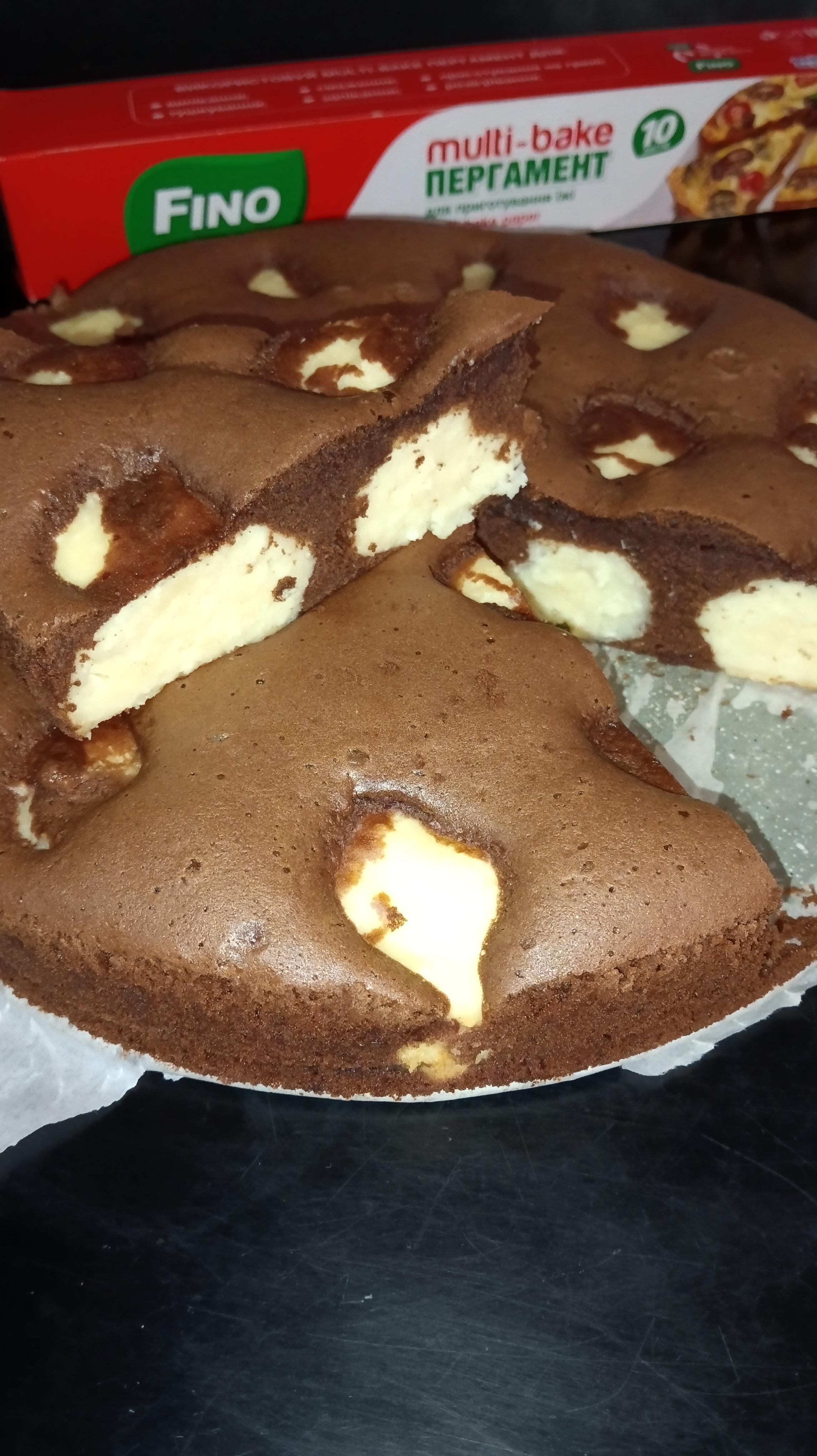 Шоколадний пиріг з сирними кульками.