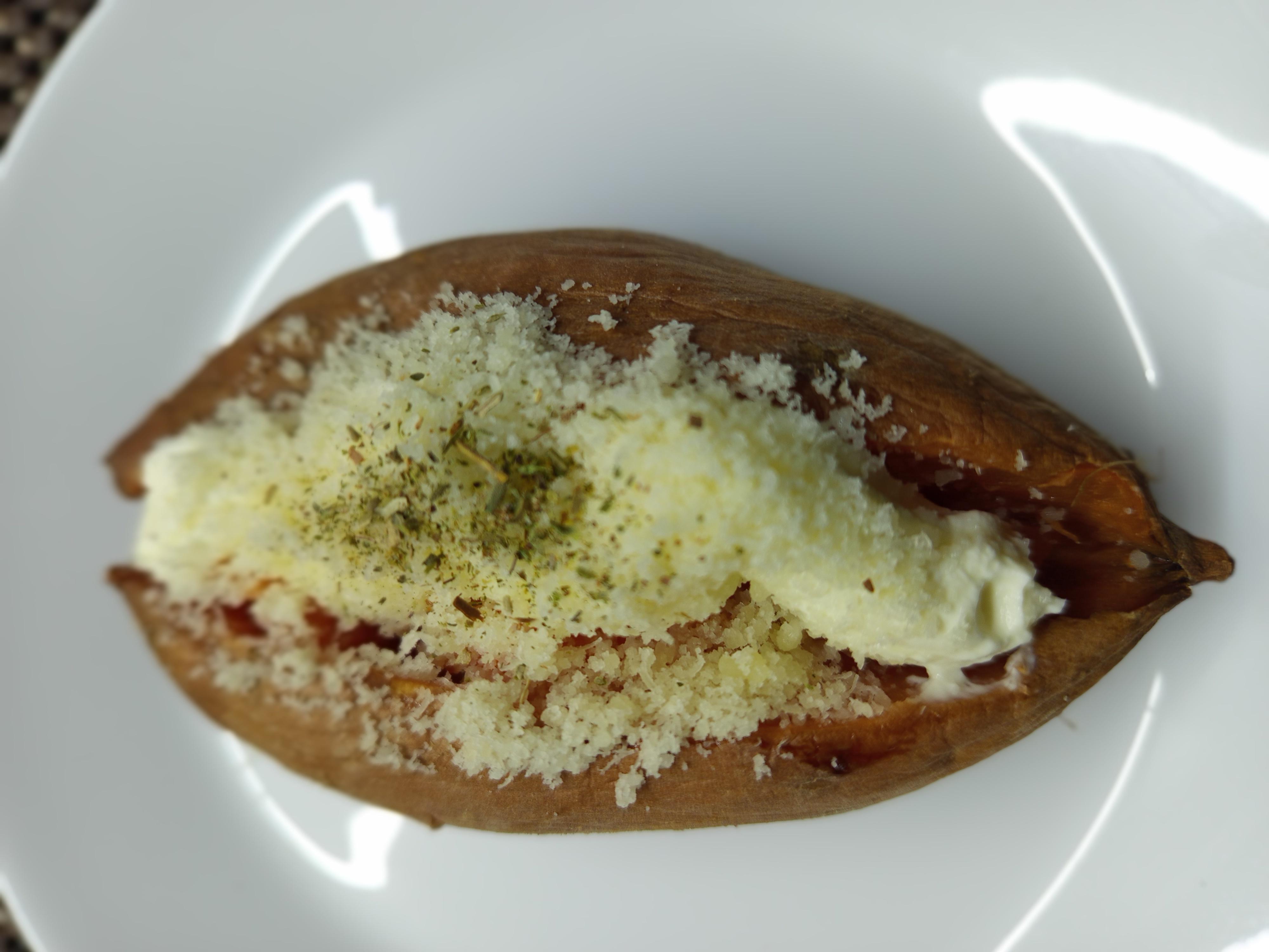 Запечений батат з 2 видами сирів