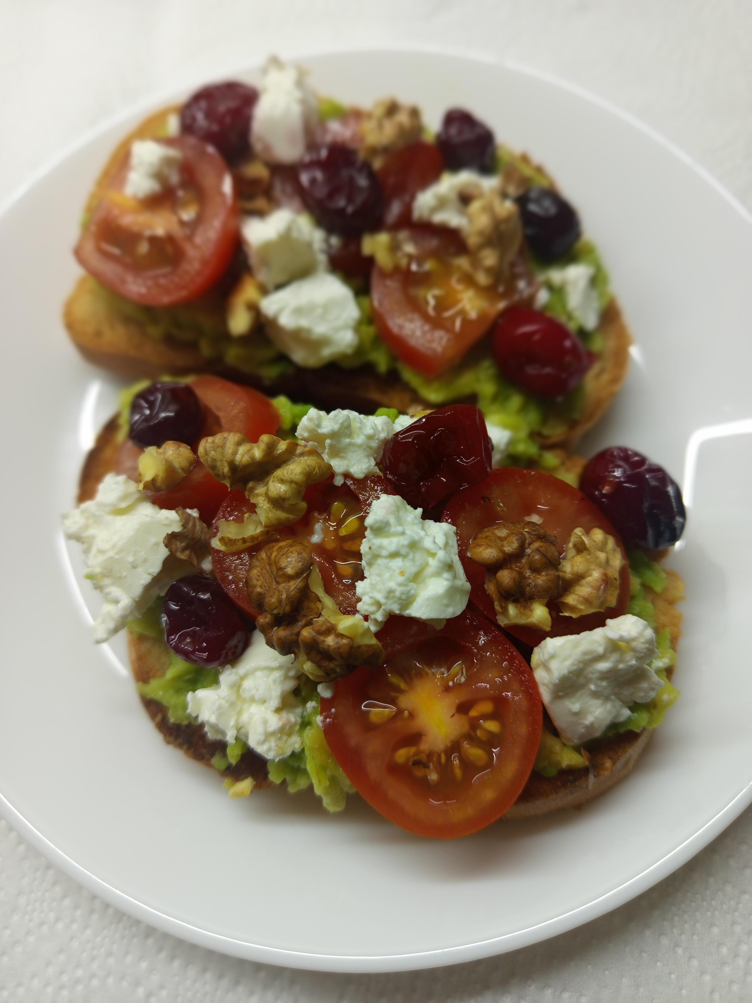 Брускета з авокадо, фетою та карамелізованою журавлиною