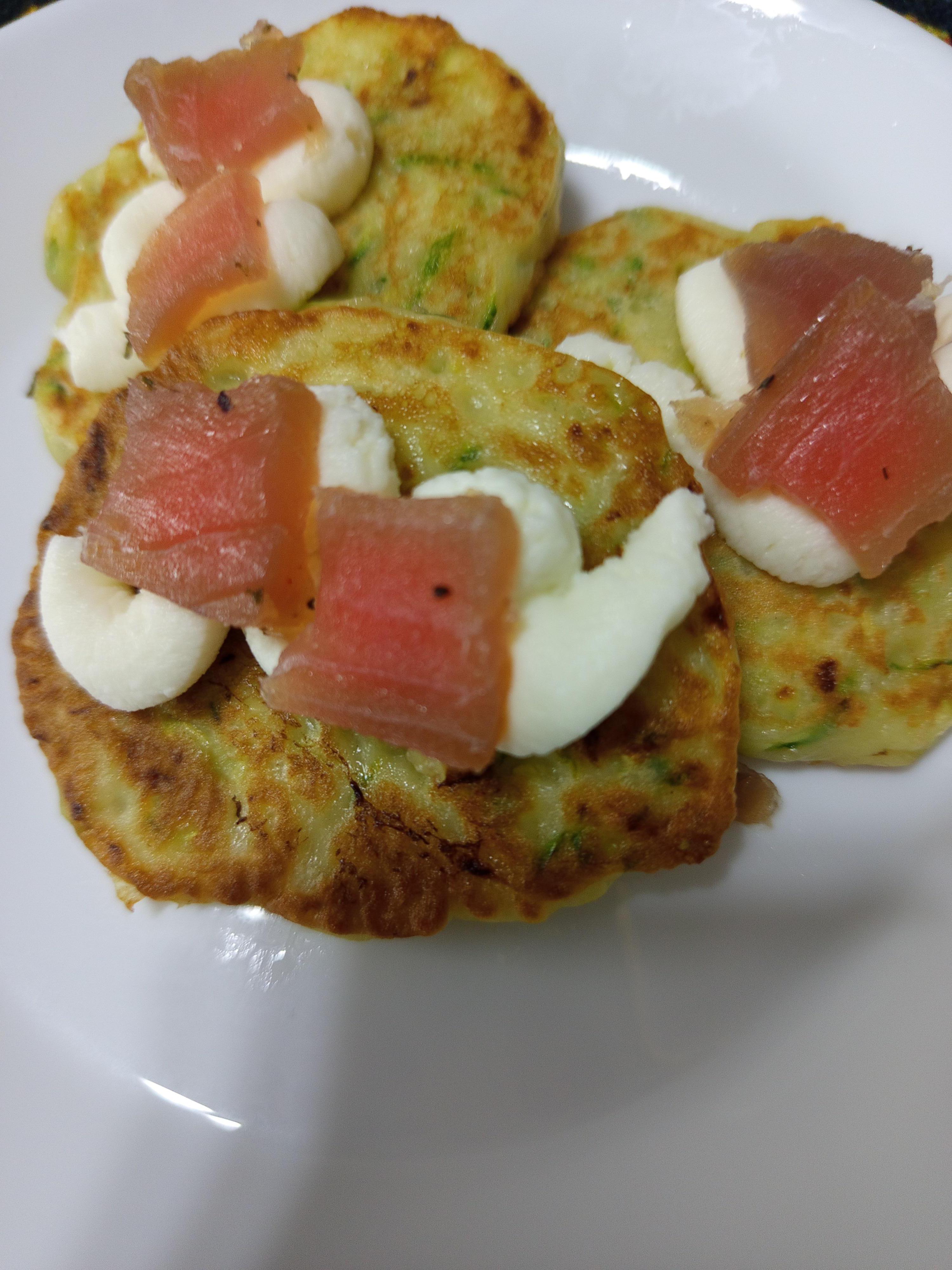 Оладки з цукіні з вершково-лаймовим соусом