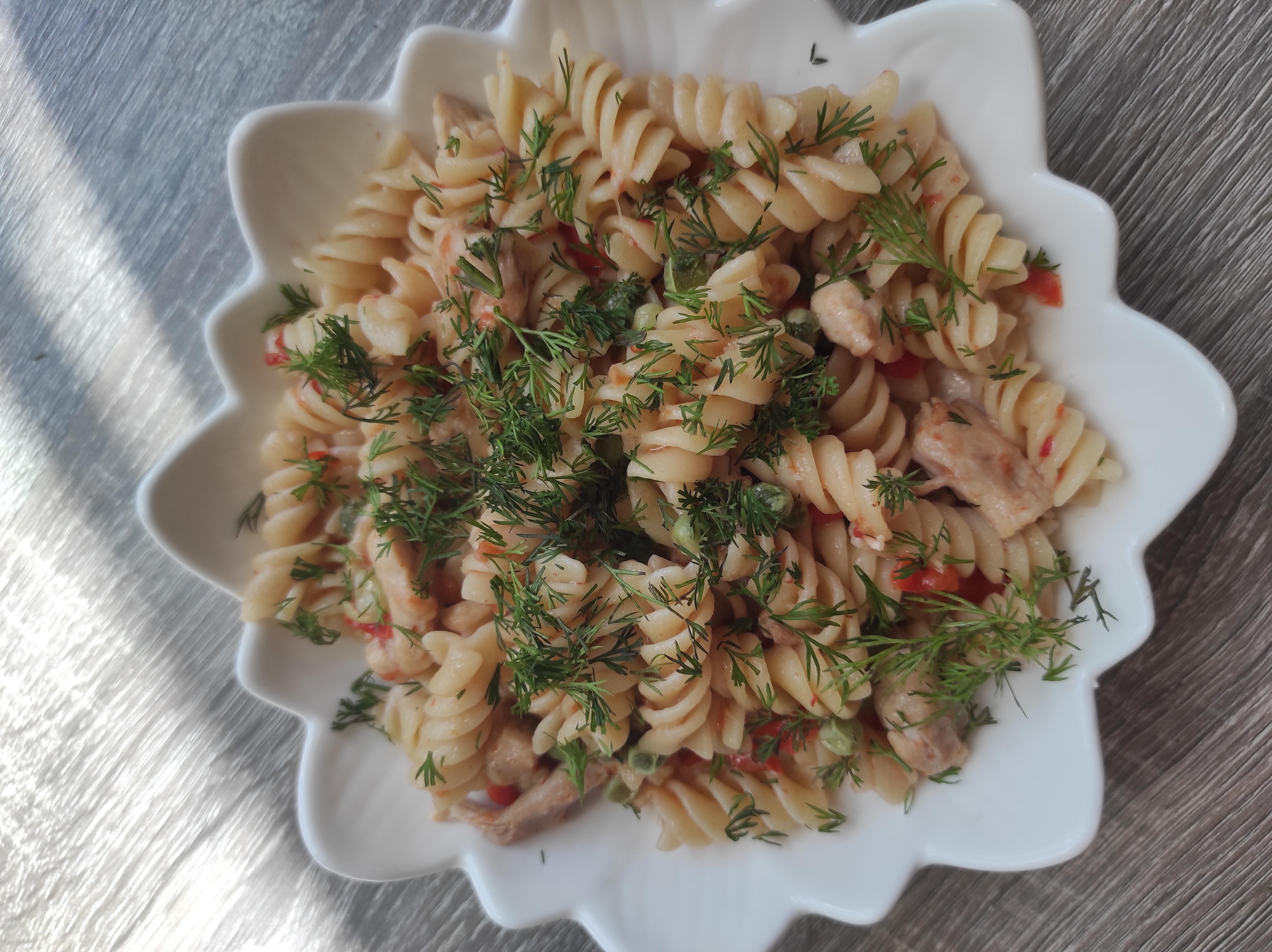 Макарони з куркою та овочами