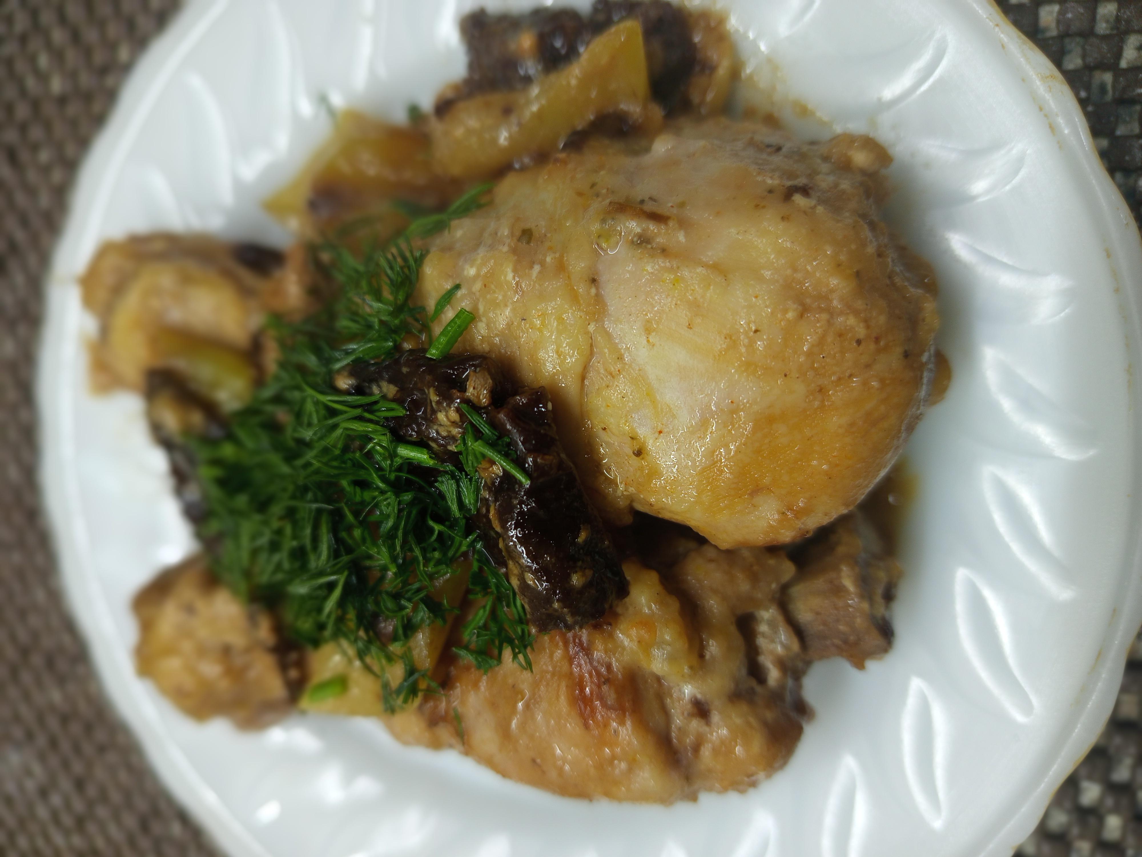 Курка с чорносливом та яблуком