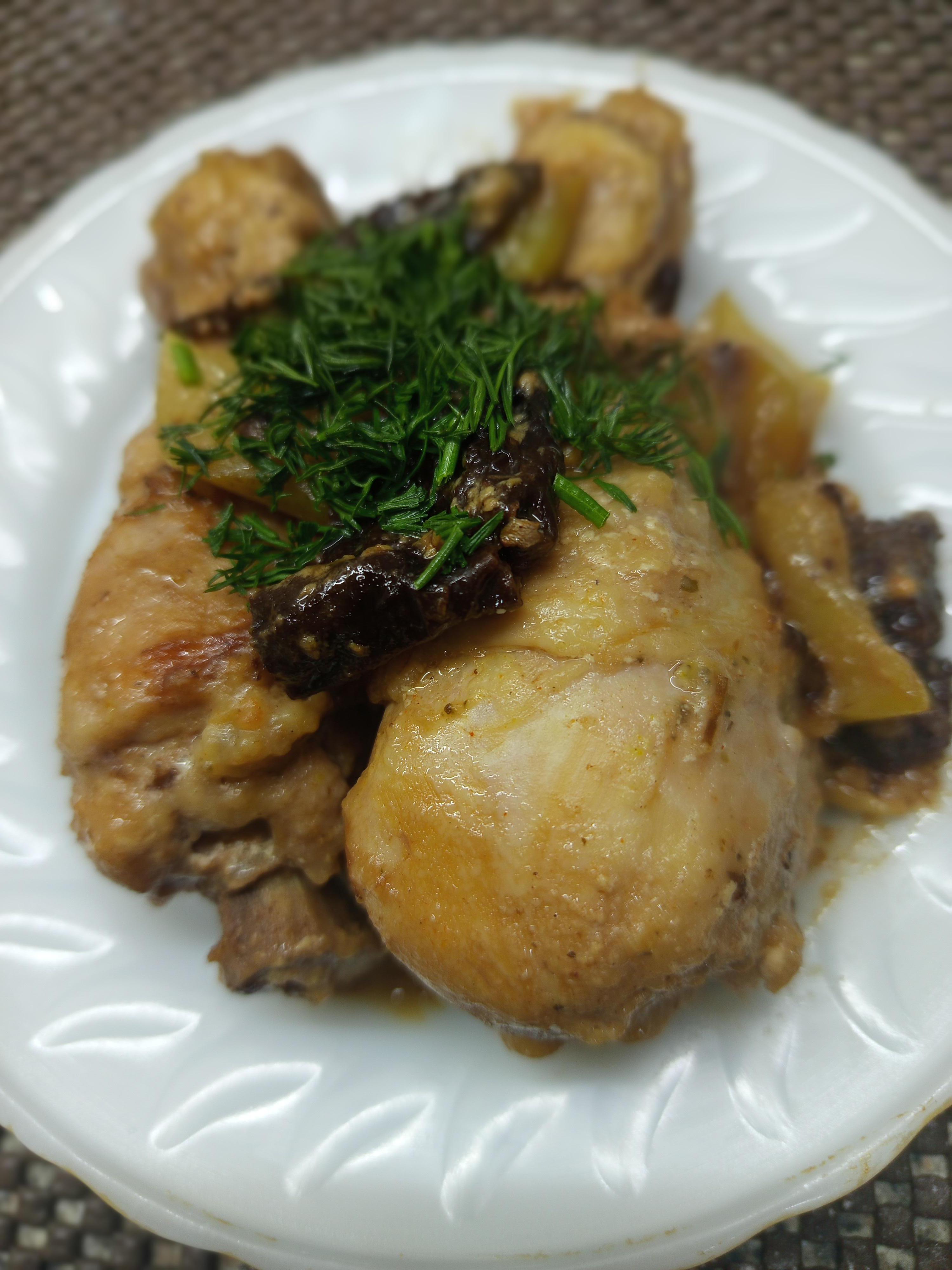 Курка с чорносливом та яблуком