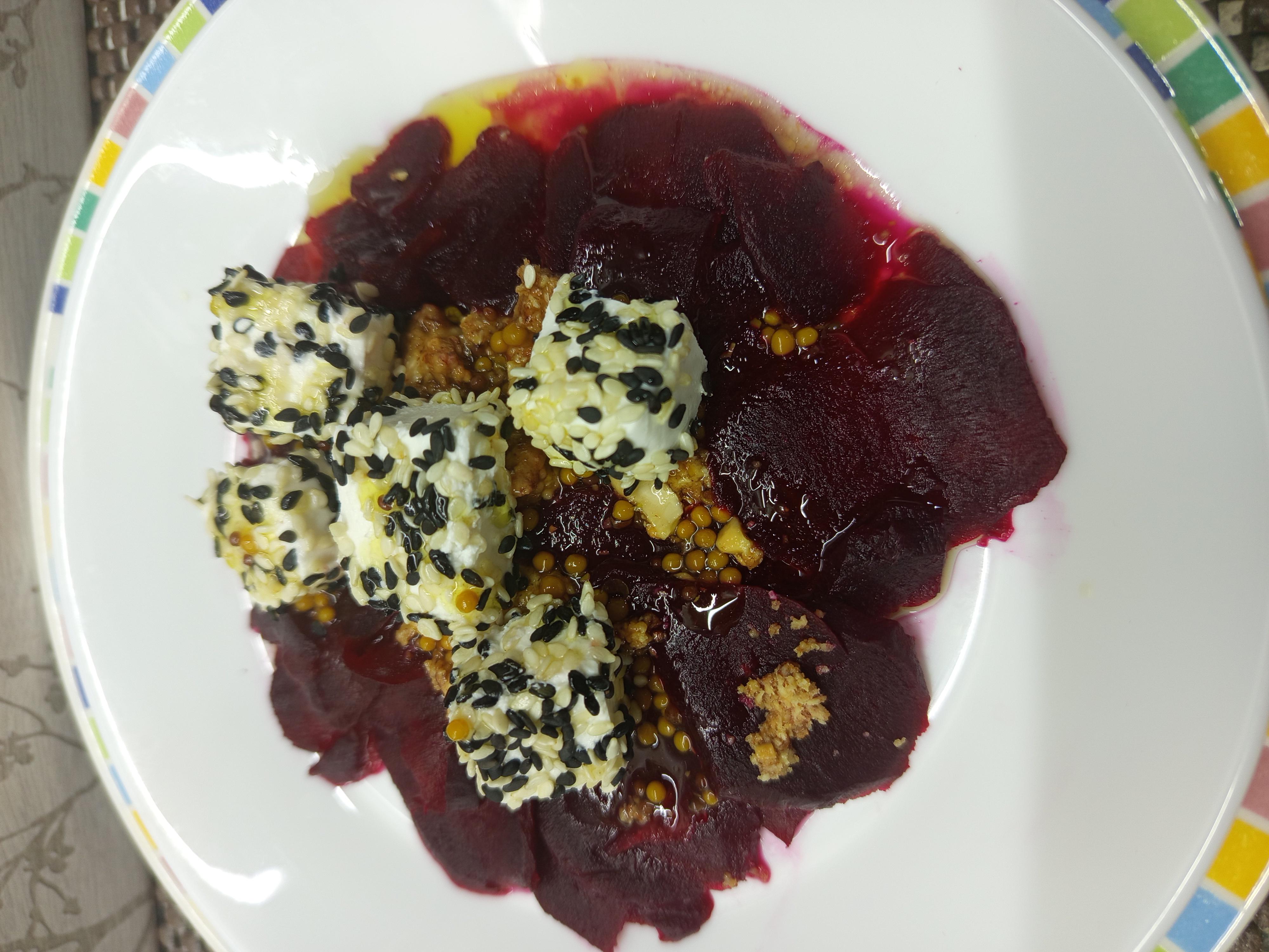 Салат з буряка з мигдалем та фетою