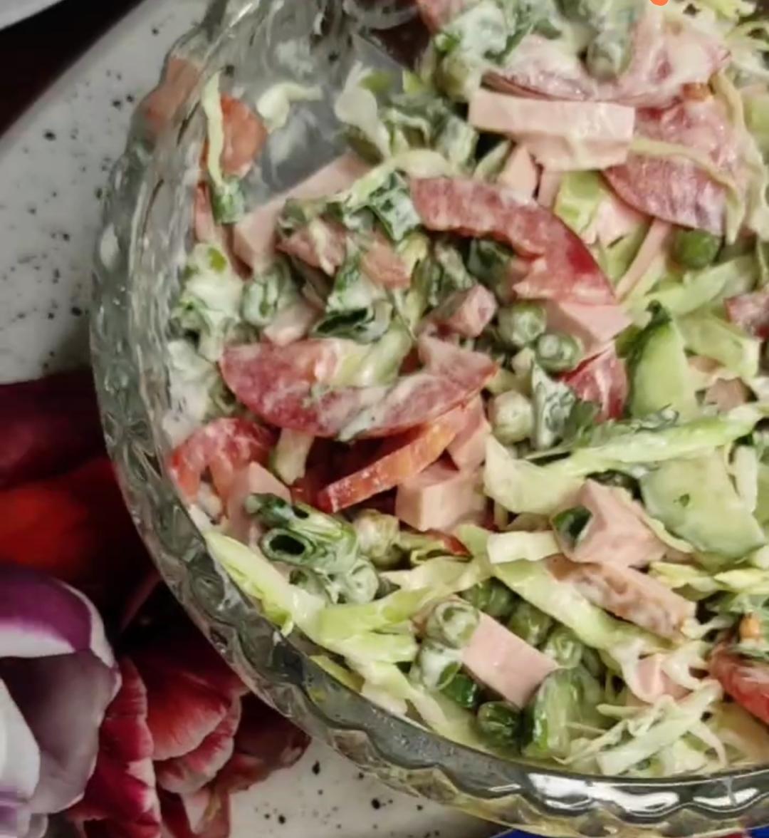 Салат з капусти та горошком