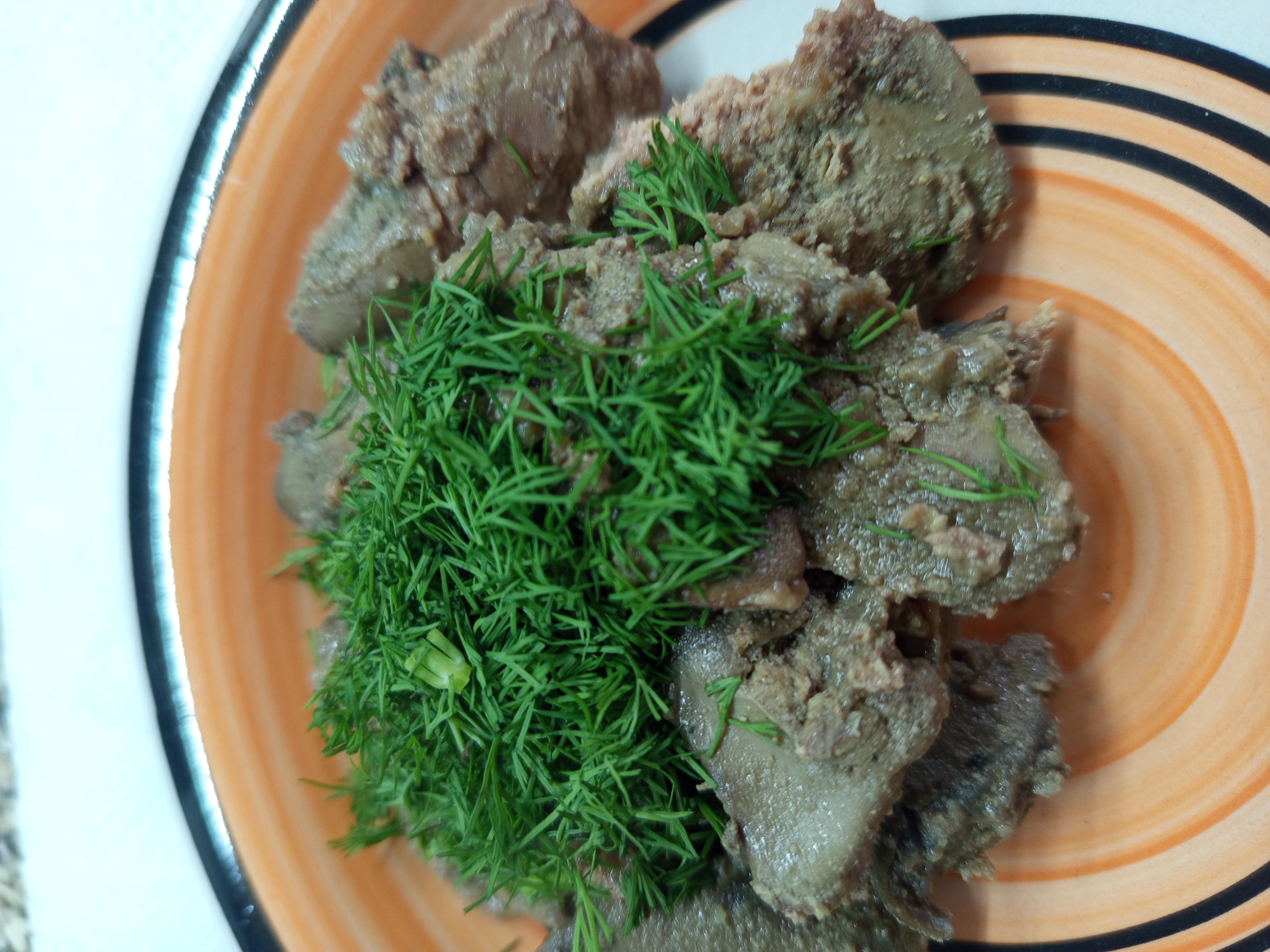 Куряча печінка з карамелізованою грушею