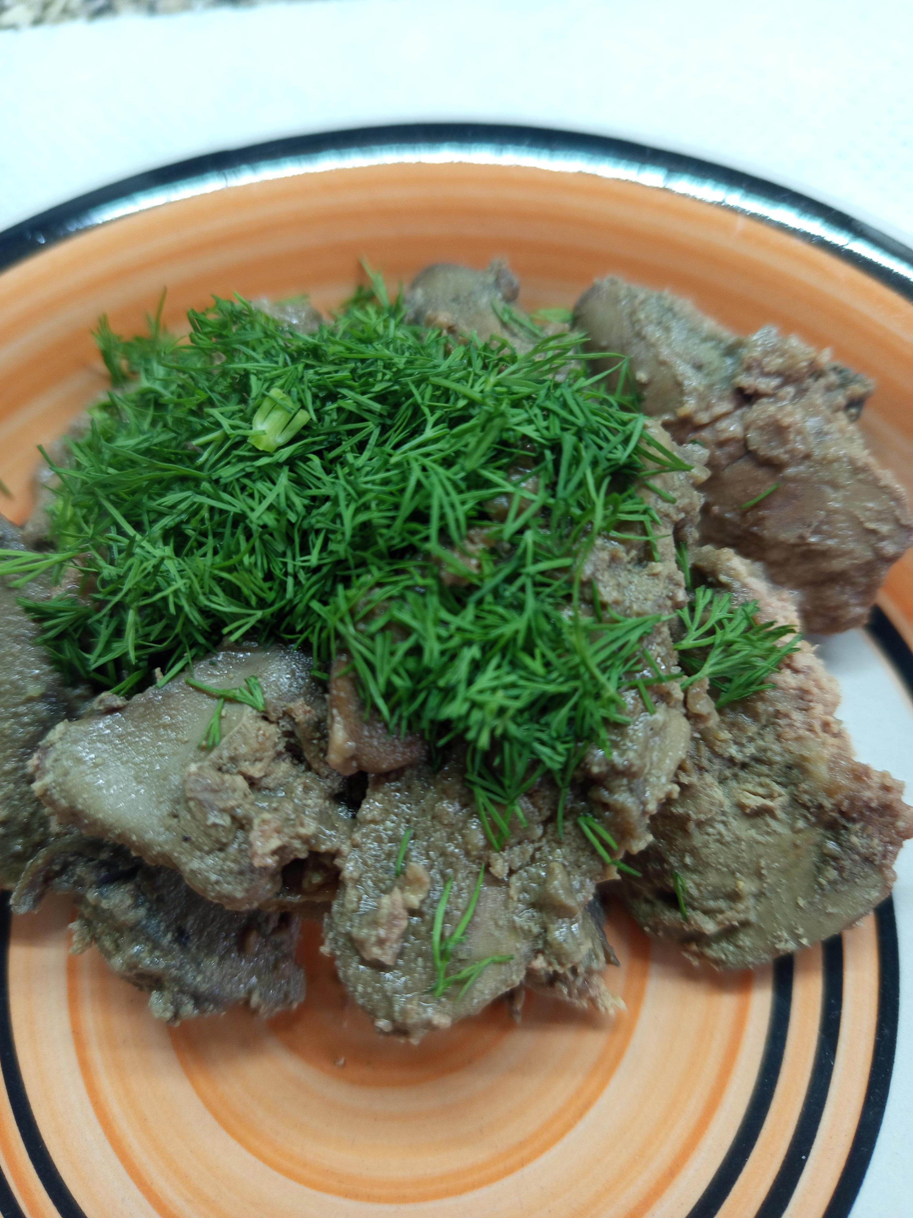 Куряча печінка з карамелізованою грушею