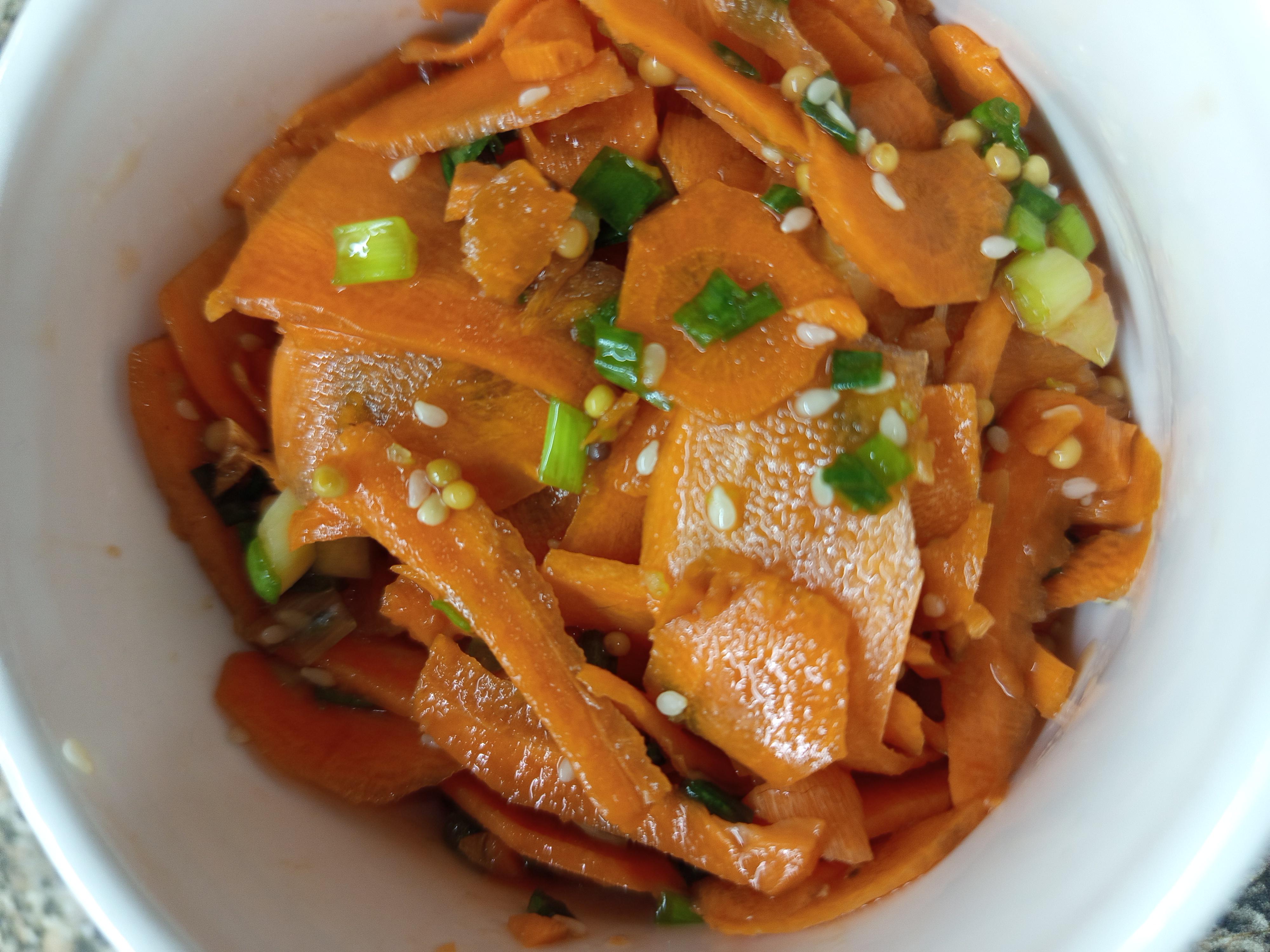 Осінній салат з маринованої моркви