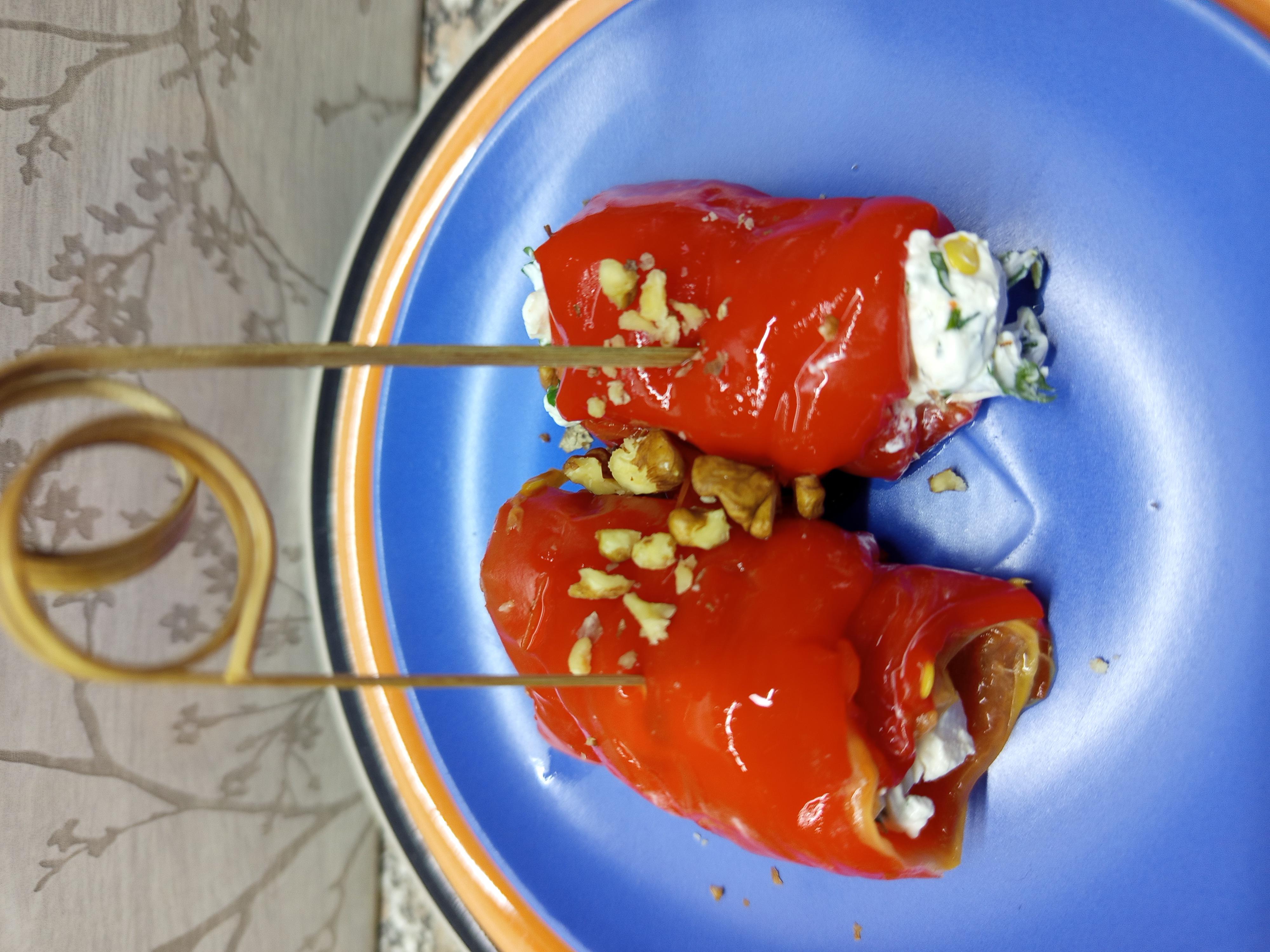 Запечений перець з сирною начинкою