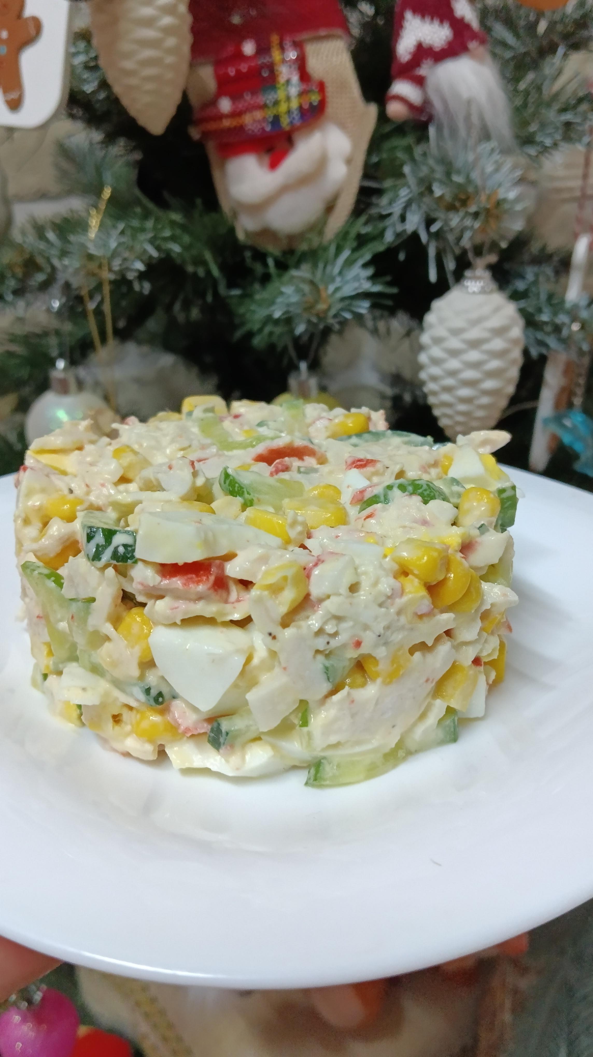 Салат з крабовими паличками.