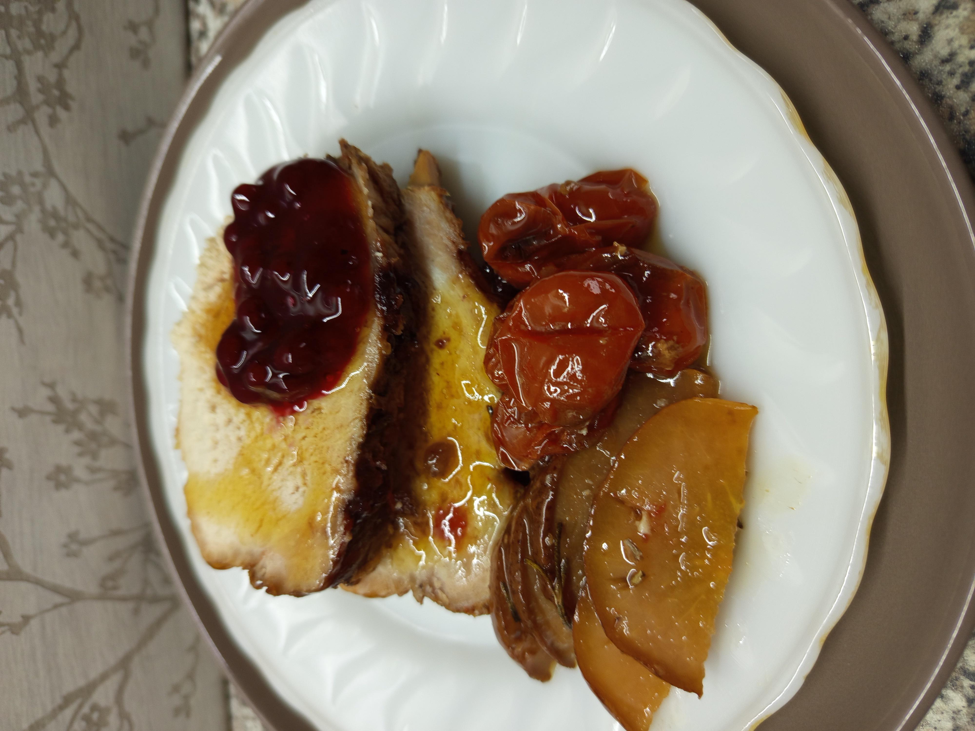 Запечена свинина з грушею та журавлиним соусом