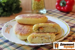 Смажені картопляні пиріжки з квашеною капустою