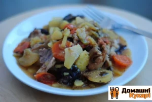 Печеня в горщику з курки з чорносливом