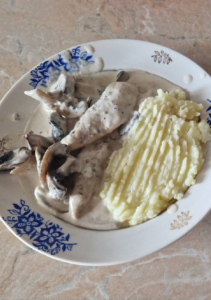 Картопля з куркою і грибами у вершках