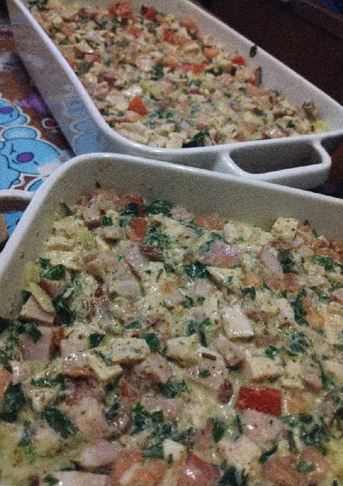 Картопляна запіканка з курячим філе, бочком, яйцями, помідорами