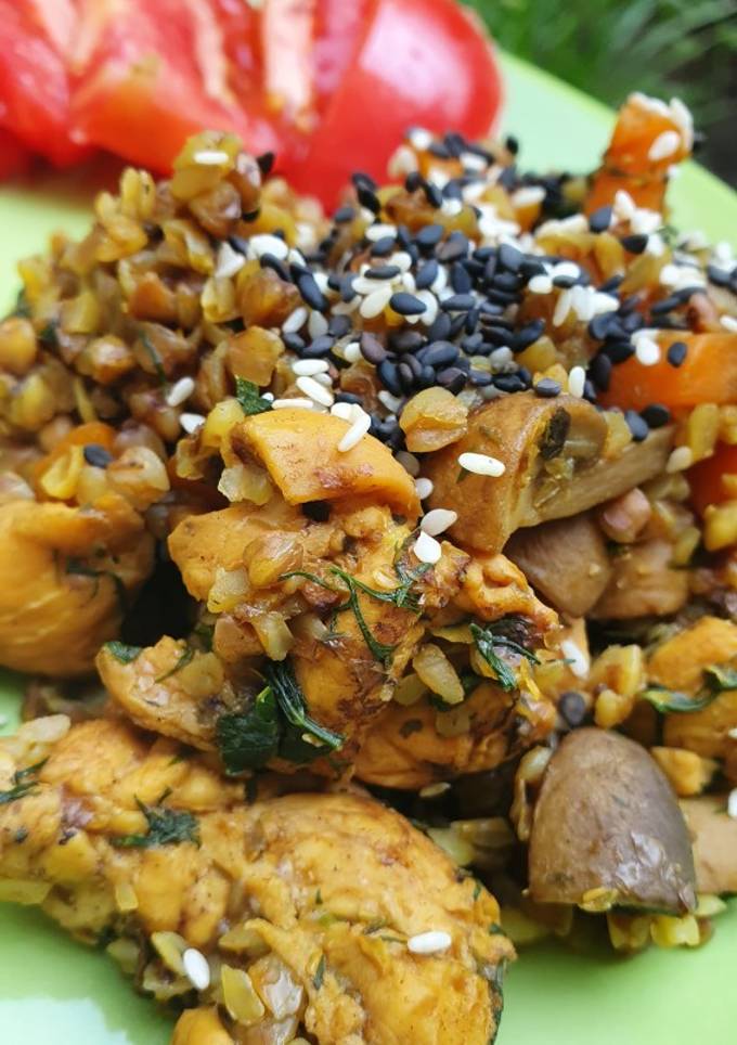 Кисло-солодка гречана каша з овочами та курочкою