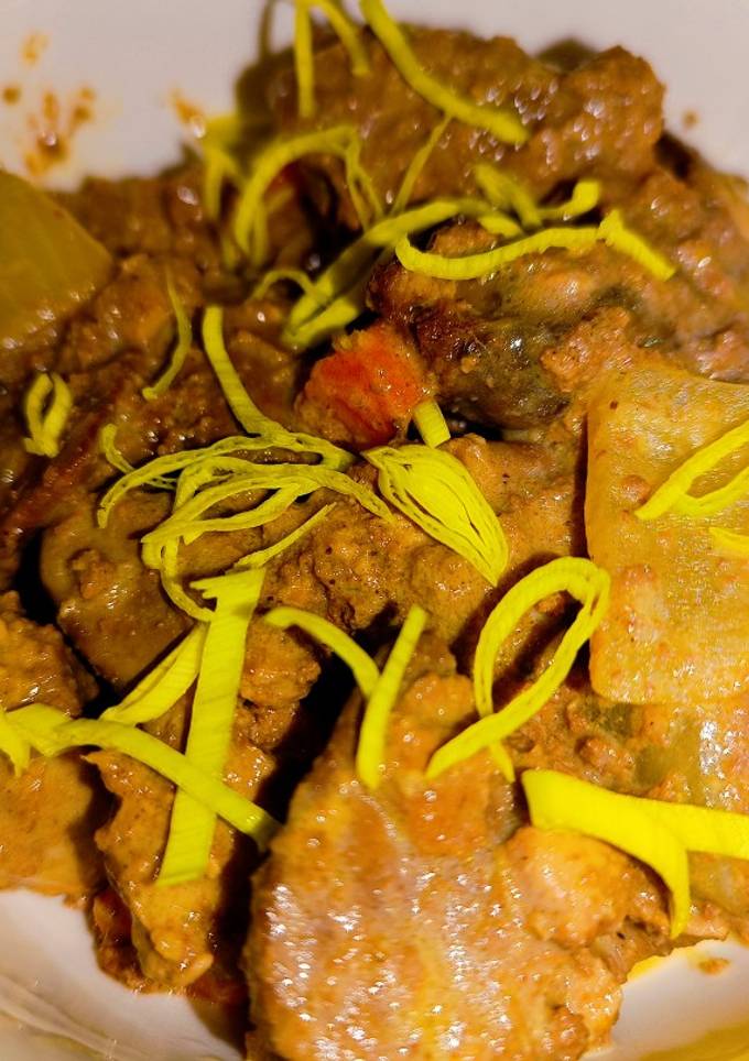 Куряча печінка тушкована з вершками