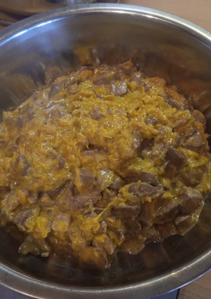 Куряча печінка з морквою та цибулею у сметані