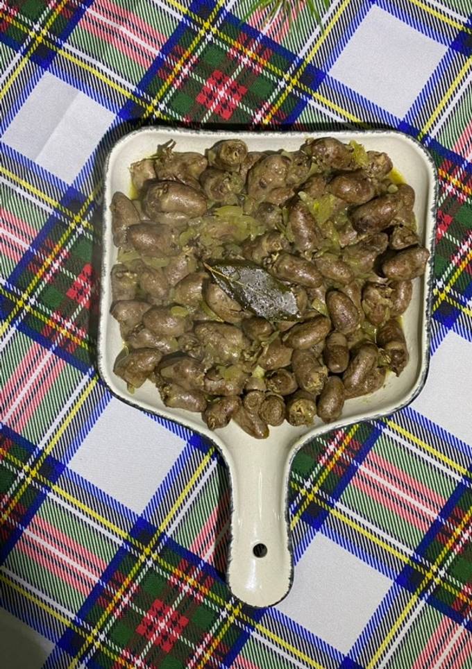Курячі сердечка з цибулею