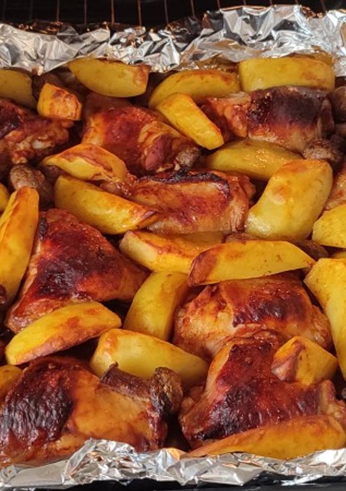 Курячі стегна запечені в духовці з картоплею та грибами😋