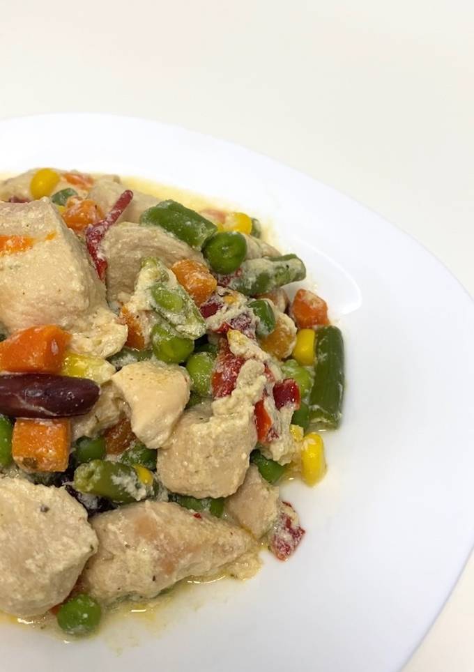 Куряче філе з овочами у вершках